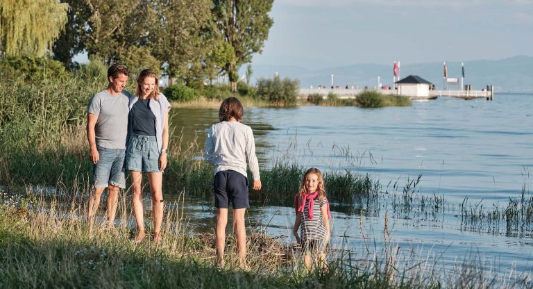 Familie am See