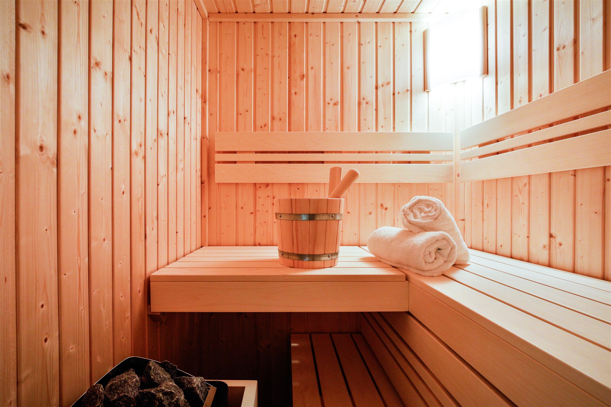 Sauna mit Aufguss, Eimer und Handtücher
