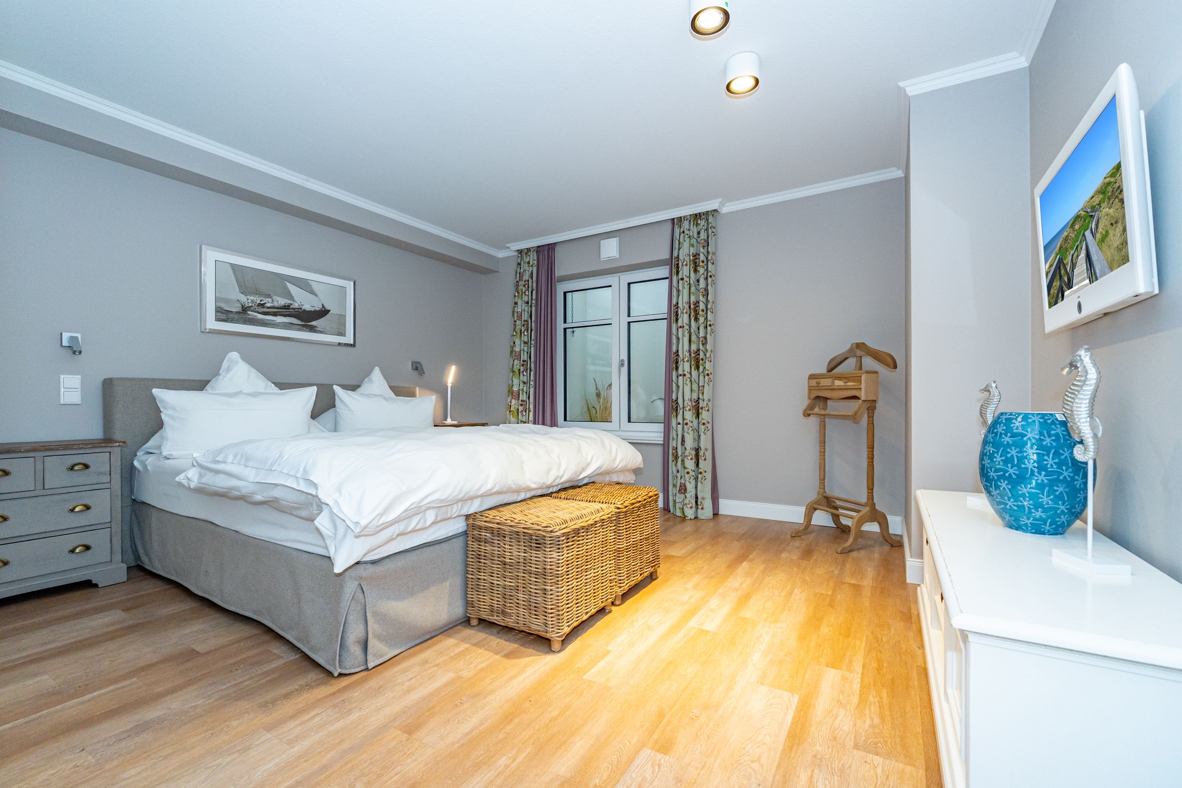 Schlafzimmer, Holzboden, Graues Doppelbett