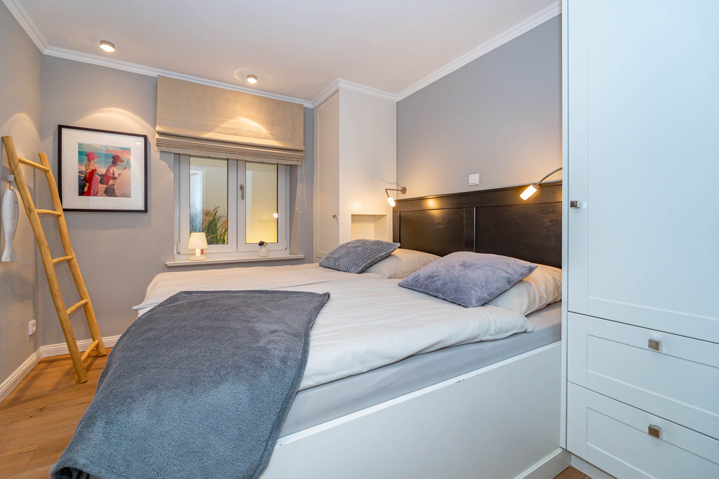 Schlafzimmer, Doppelbett, Klamottenleiter