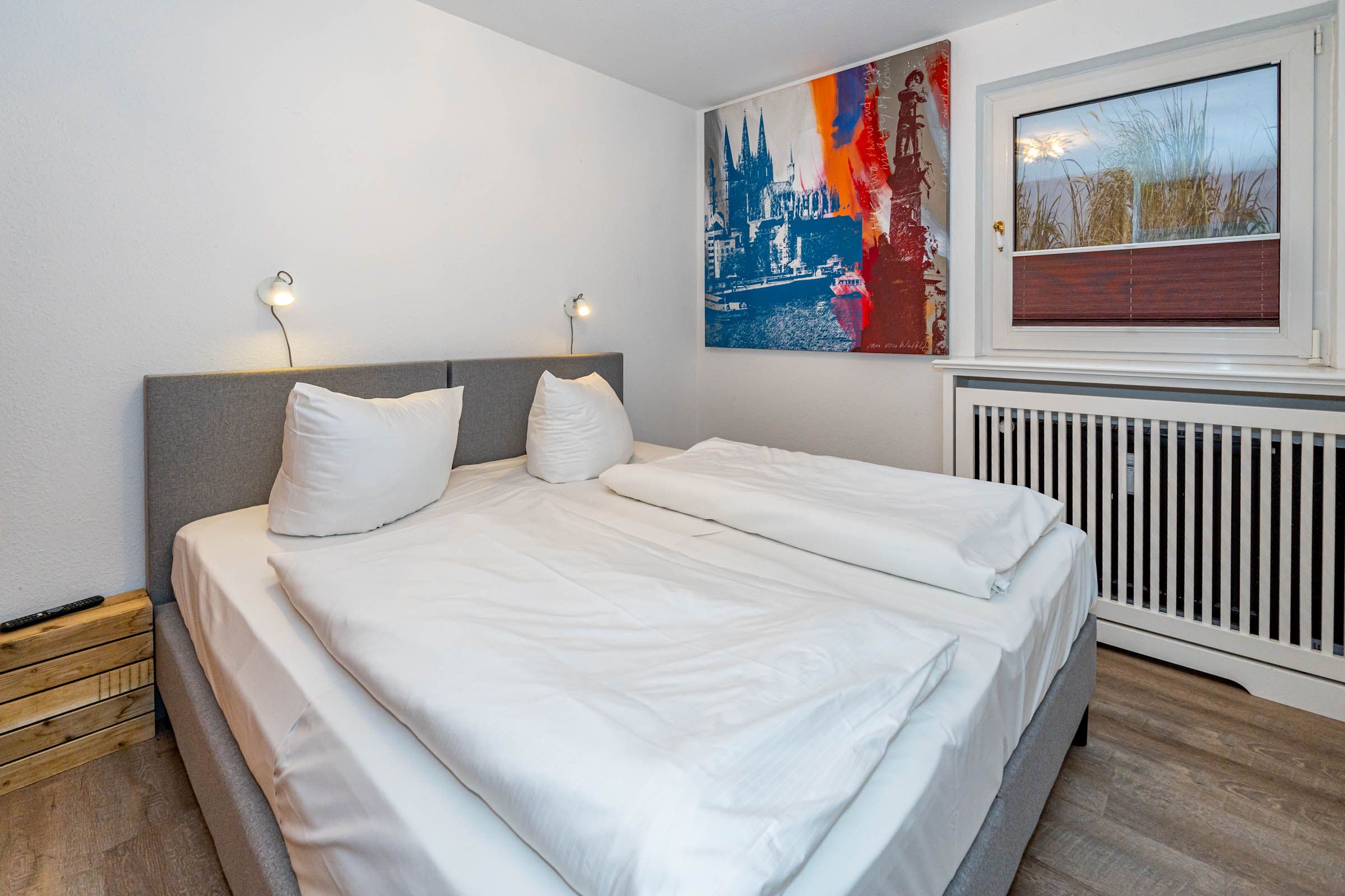 Doppelbett, Weiß, Holzboden, Fenster