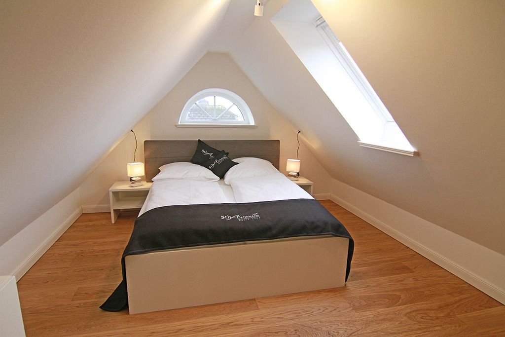 Dachgeschoss, Schlafzimmer, Doppelbett, Holzboden