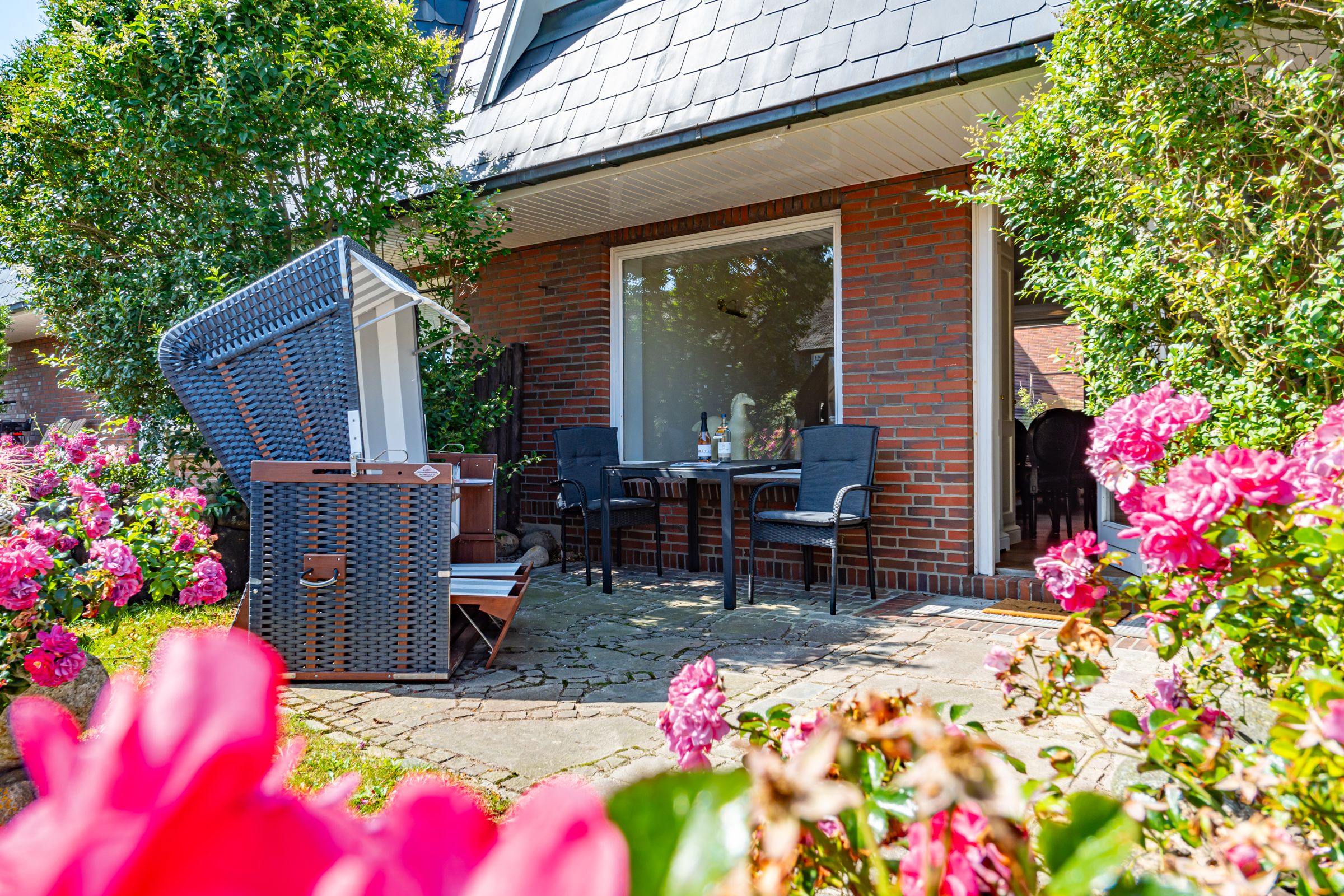 Terasse, pinke Blumen, Strandkorb