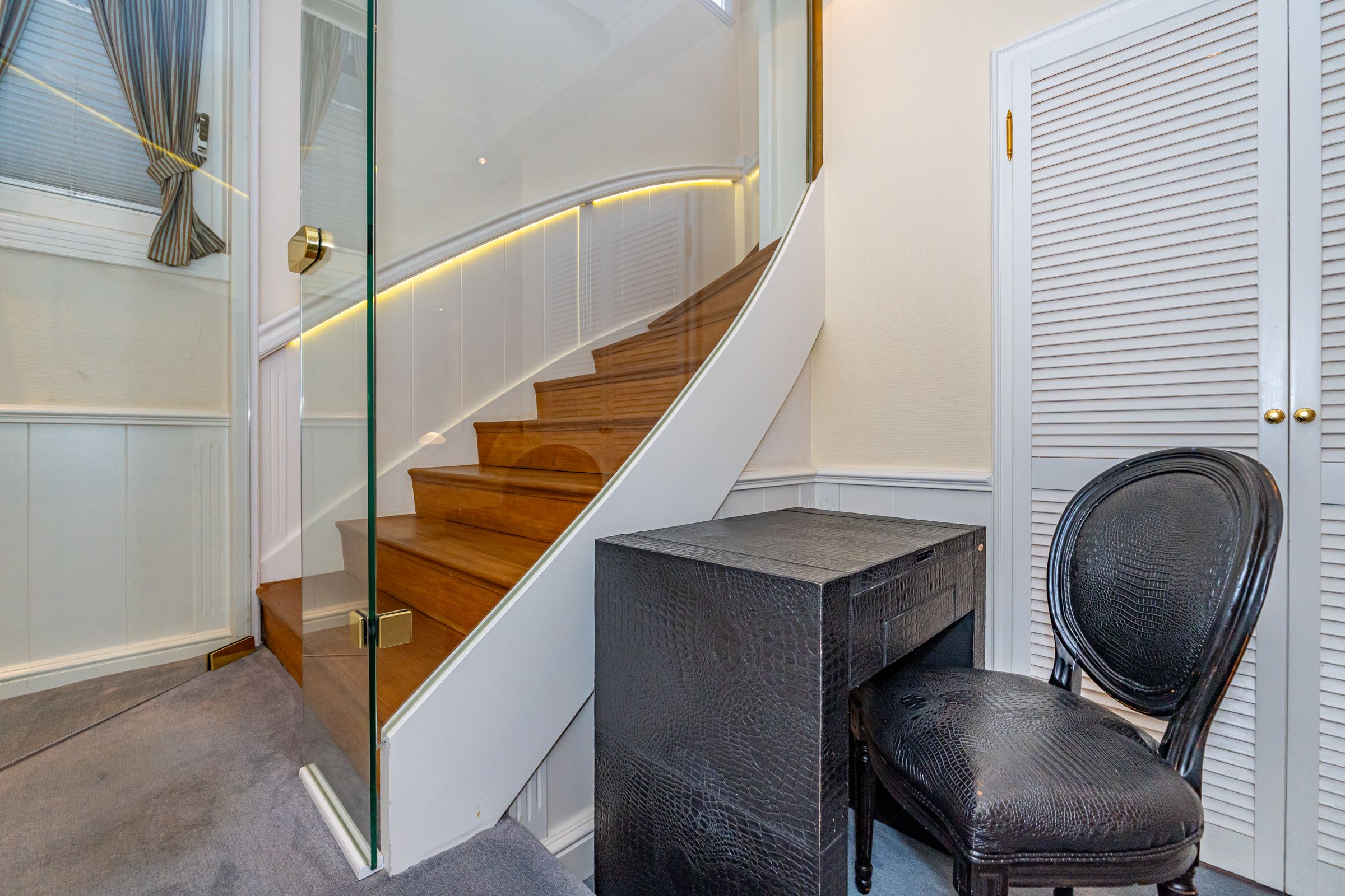 Treppe mit Glastür, Schwarzer Lederstuhl mit Tisch