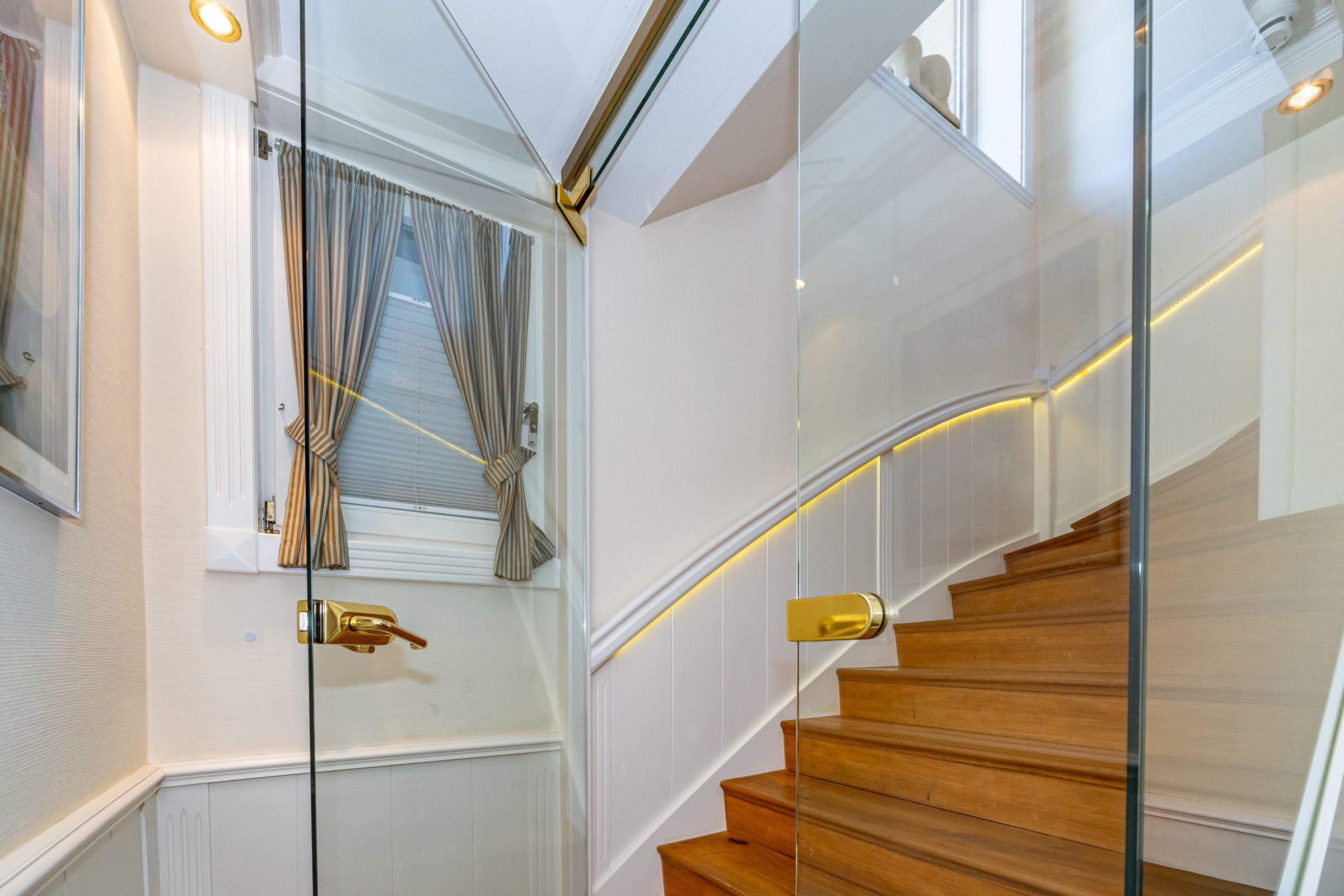 Treppe mit Glastür