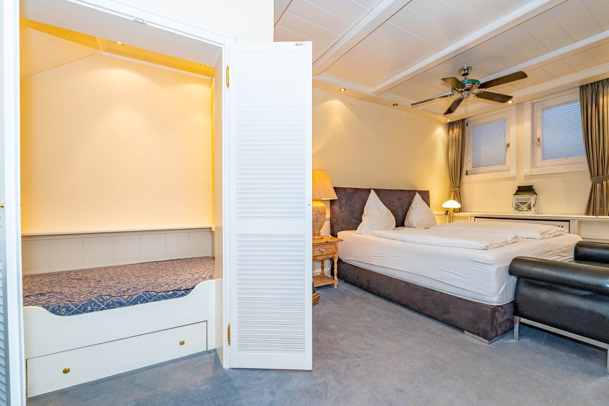 Schlafzimmer, Sofa, Teppichboden, Weißer Schrank