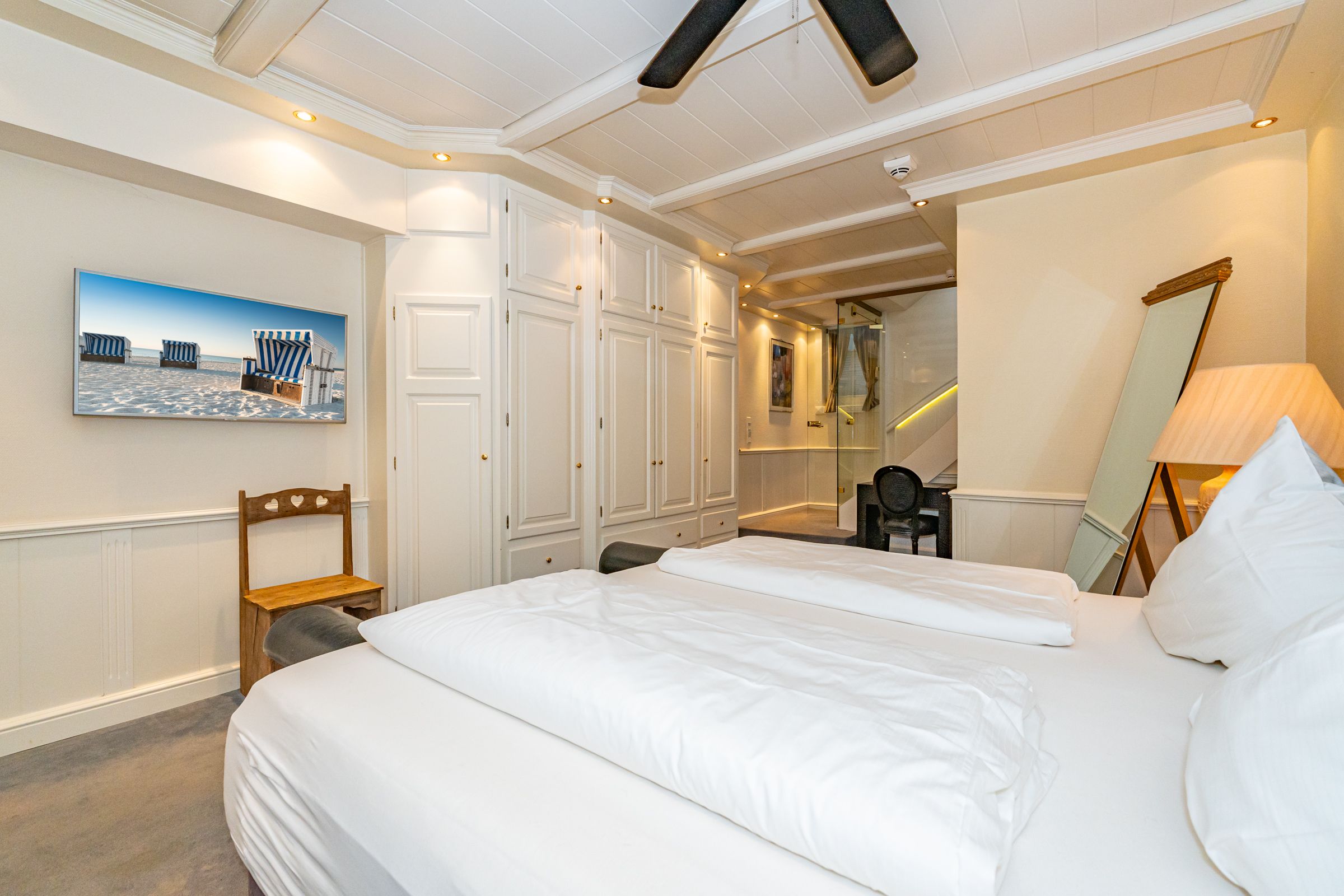 Doppelbett, Fernseher, Große Schränke und Spiegel