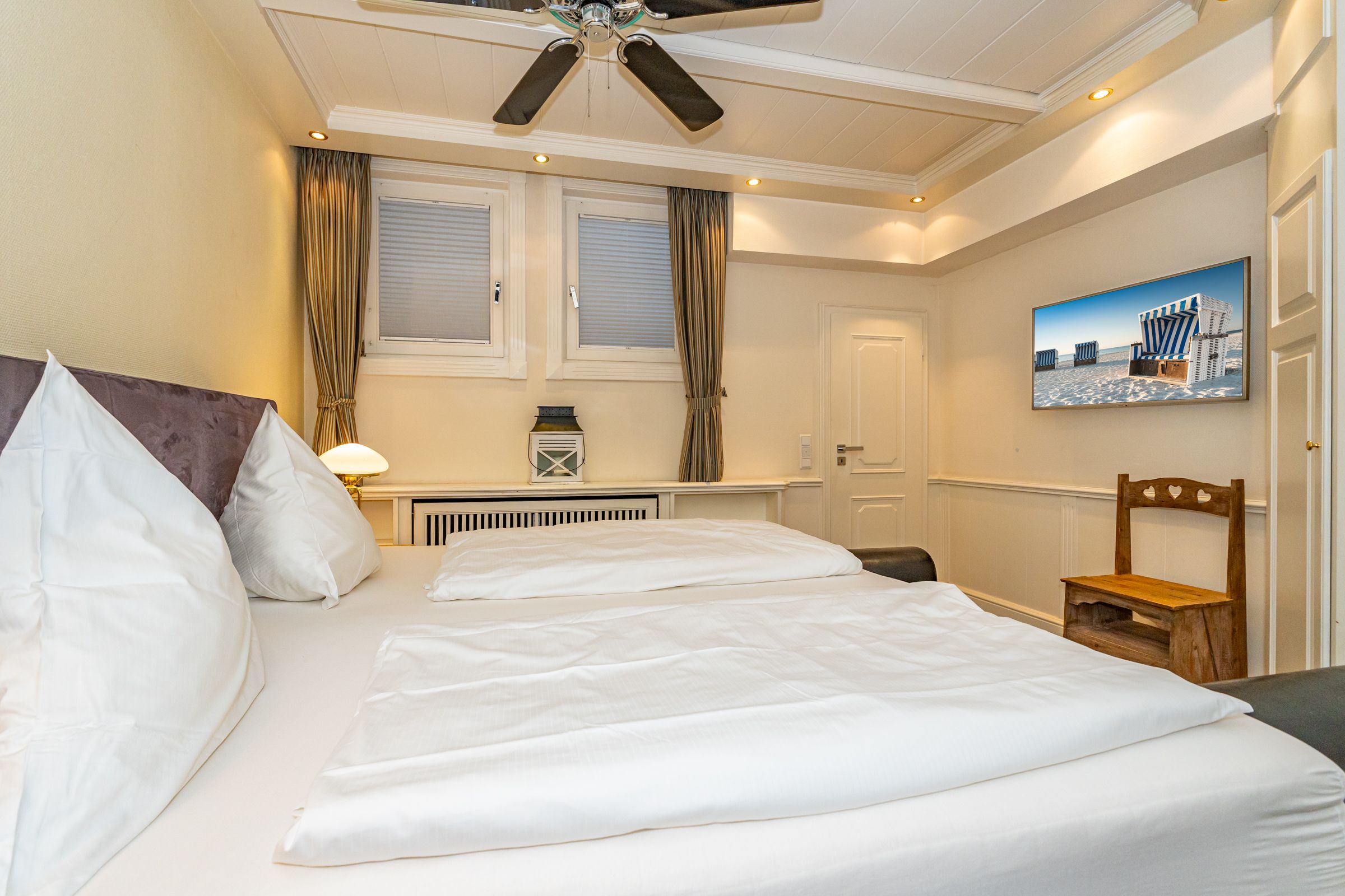 Schlafzimmer, Doppelbett, Fernseher mit Strandkorb