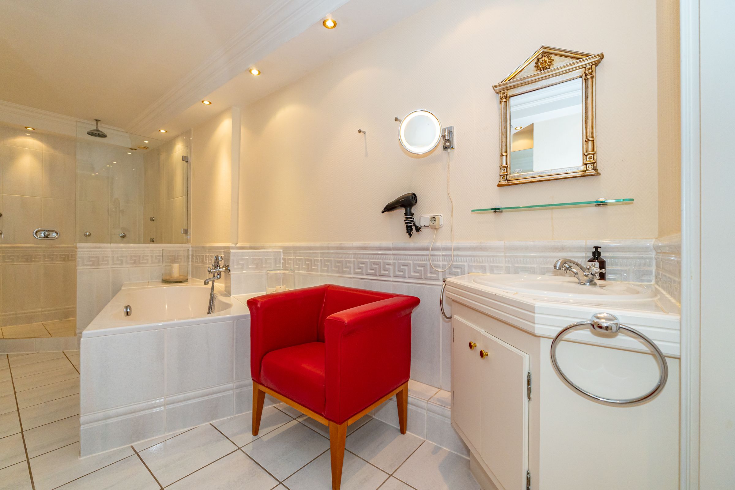 Roter Sessel, Waschbecken, Badewanne