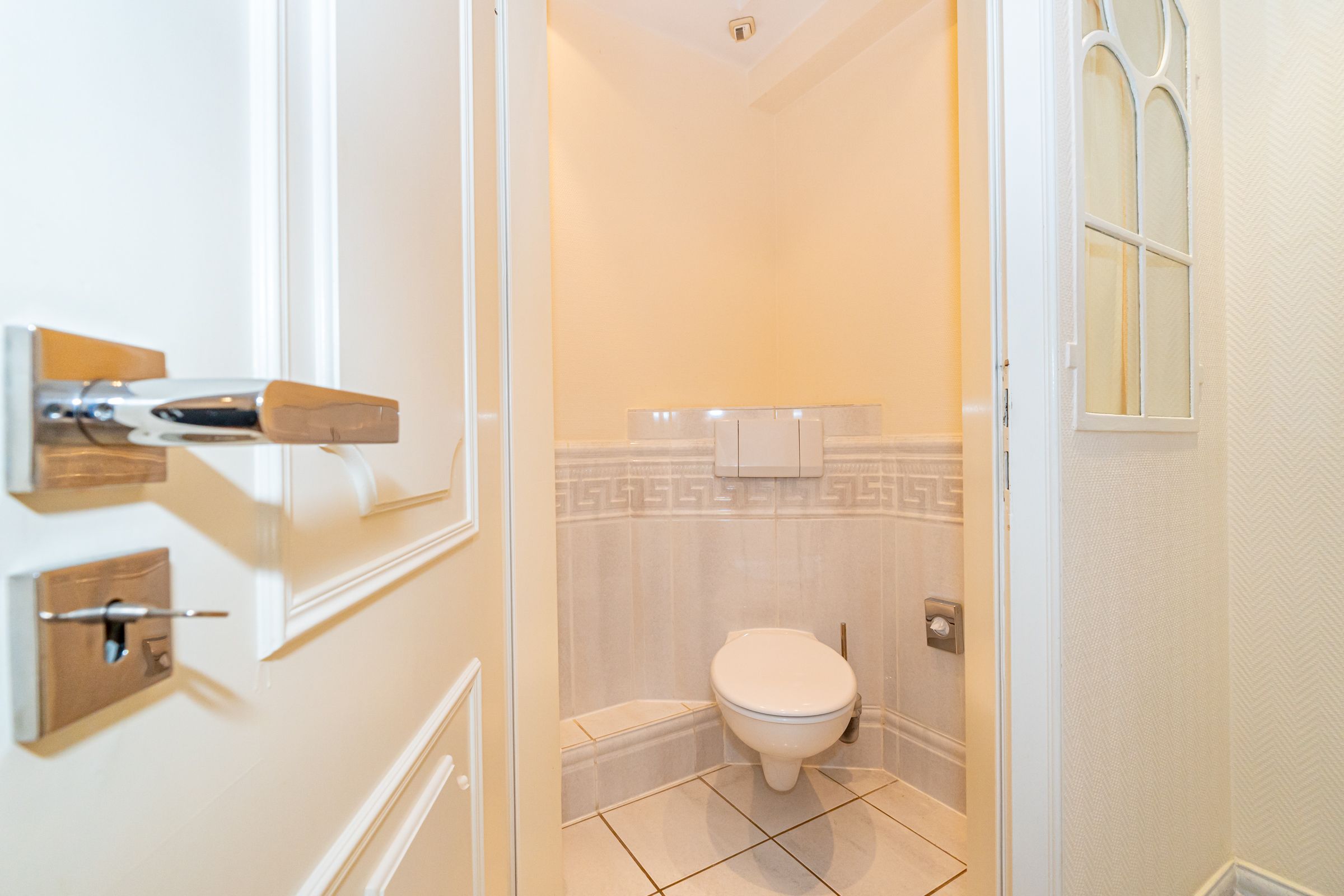 Toilette, Silberne Türklinke