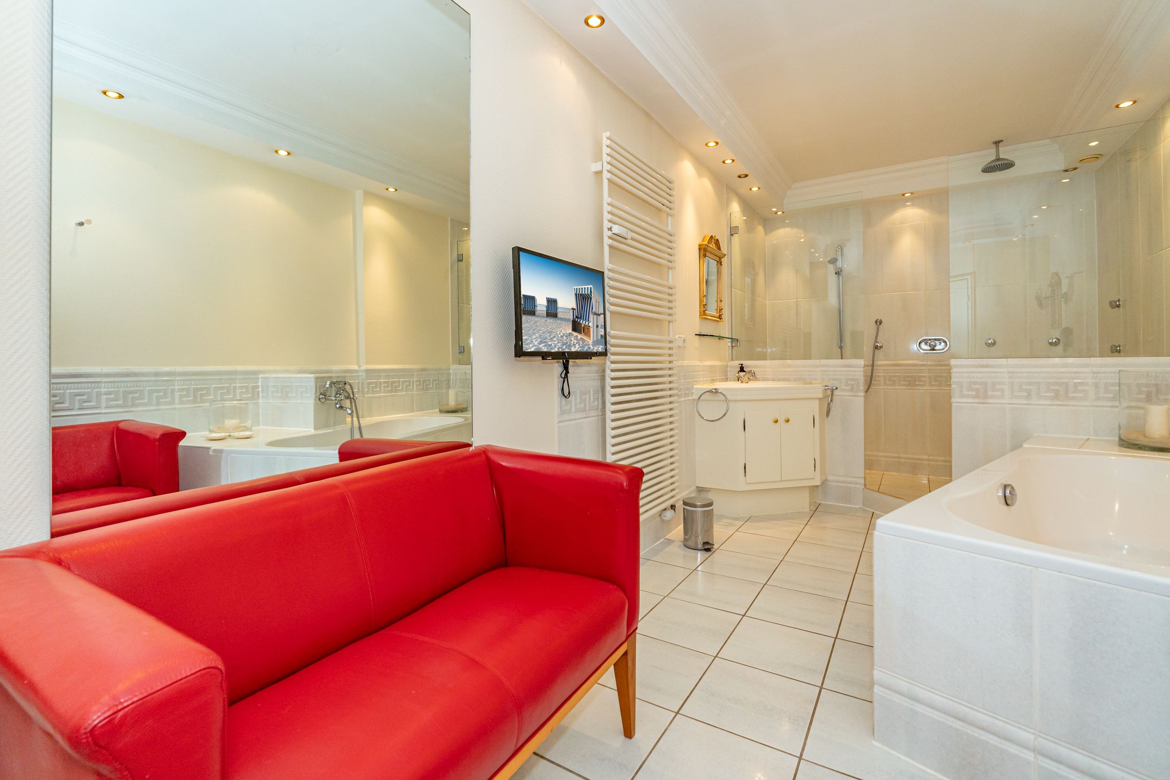 rotes Sofa, Badezimmer, Badewanne, Dusche