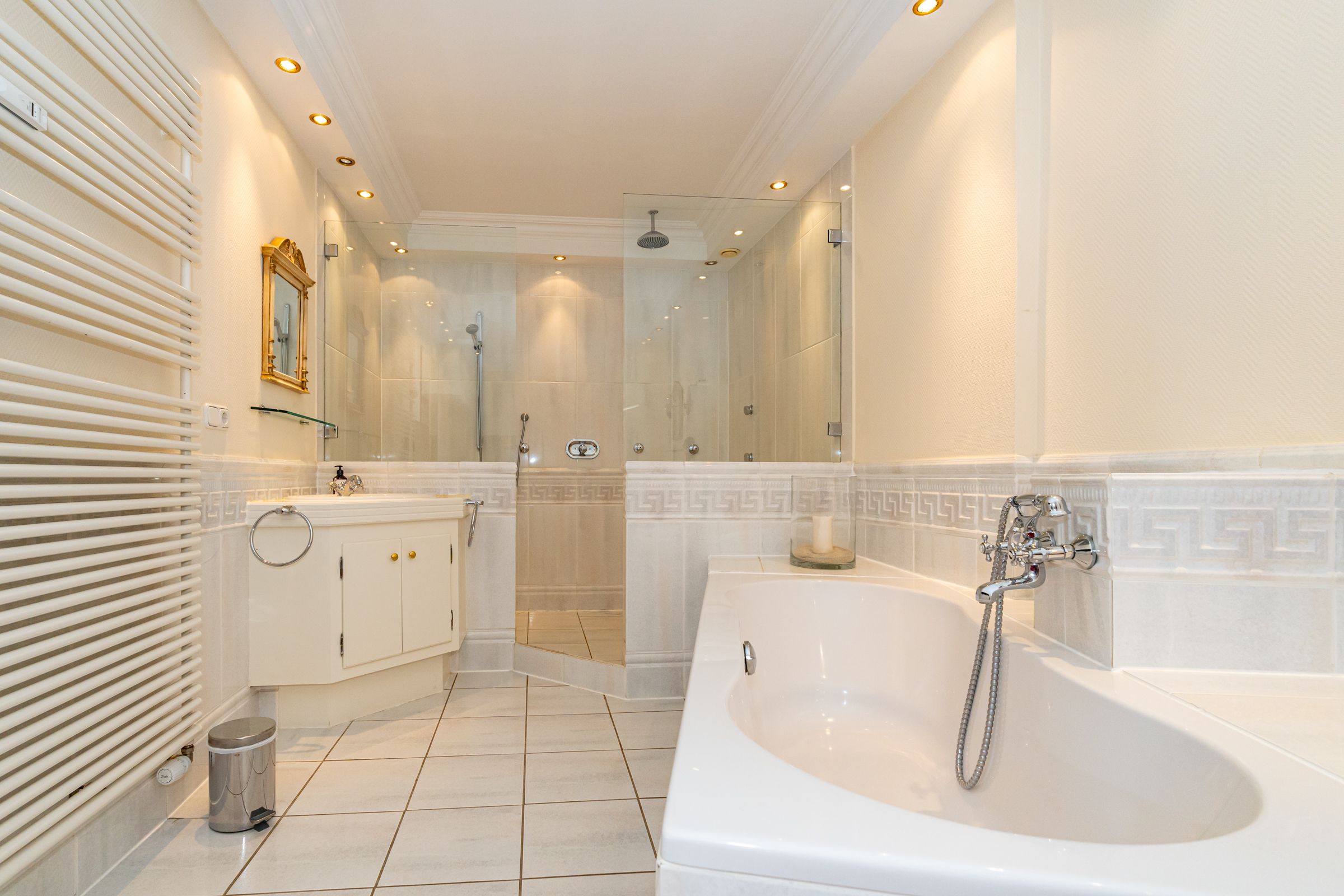 helles Badezimmer, Badewanne, Dusche, Waschbecken