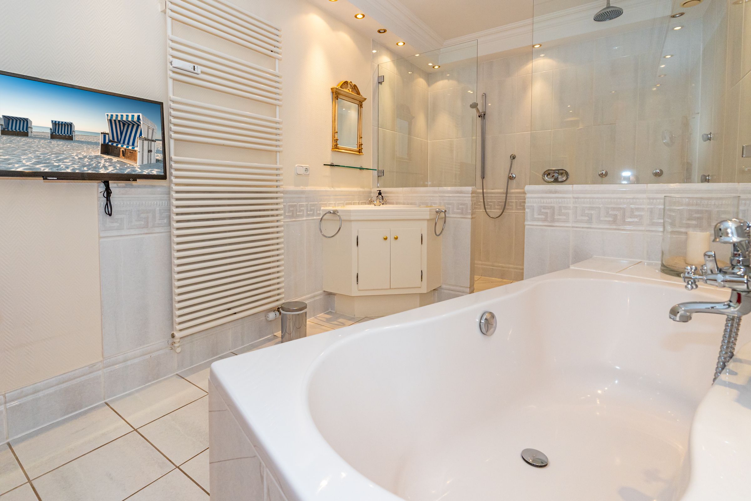 Helles Badezimmer, Badewanne, Dusche