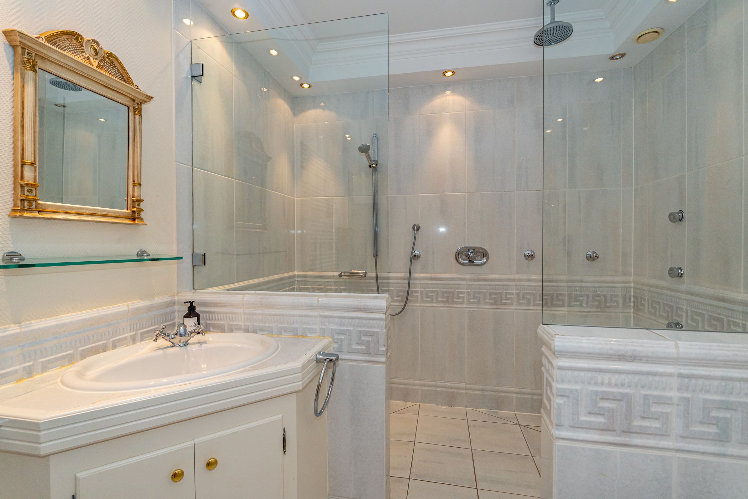 Badezimmer, große Dusche, Waschbecken