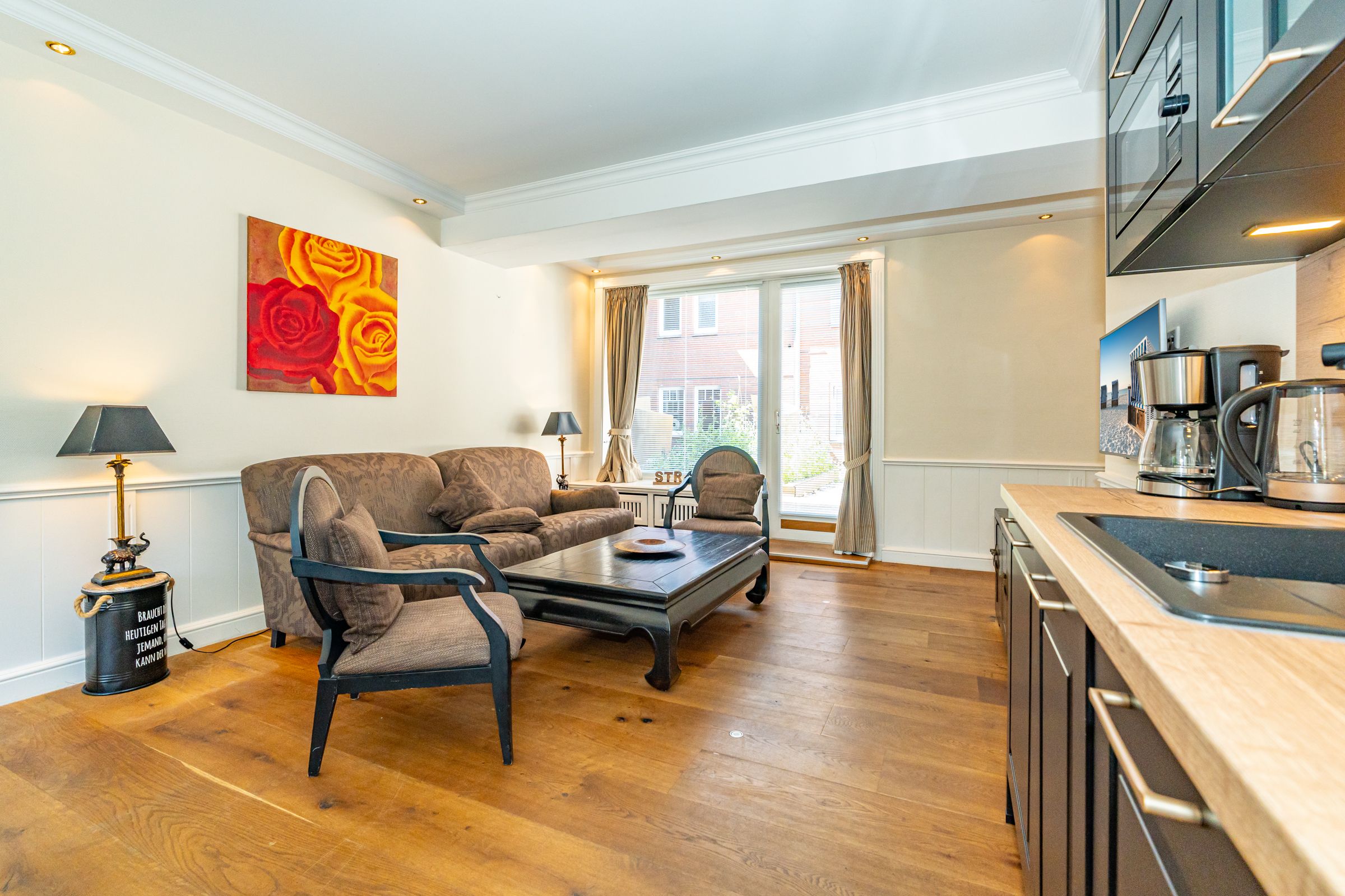 Holzboden, Braunes Sofa, Wohnzimmer