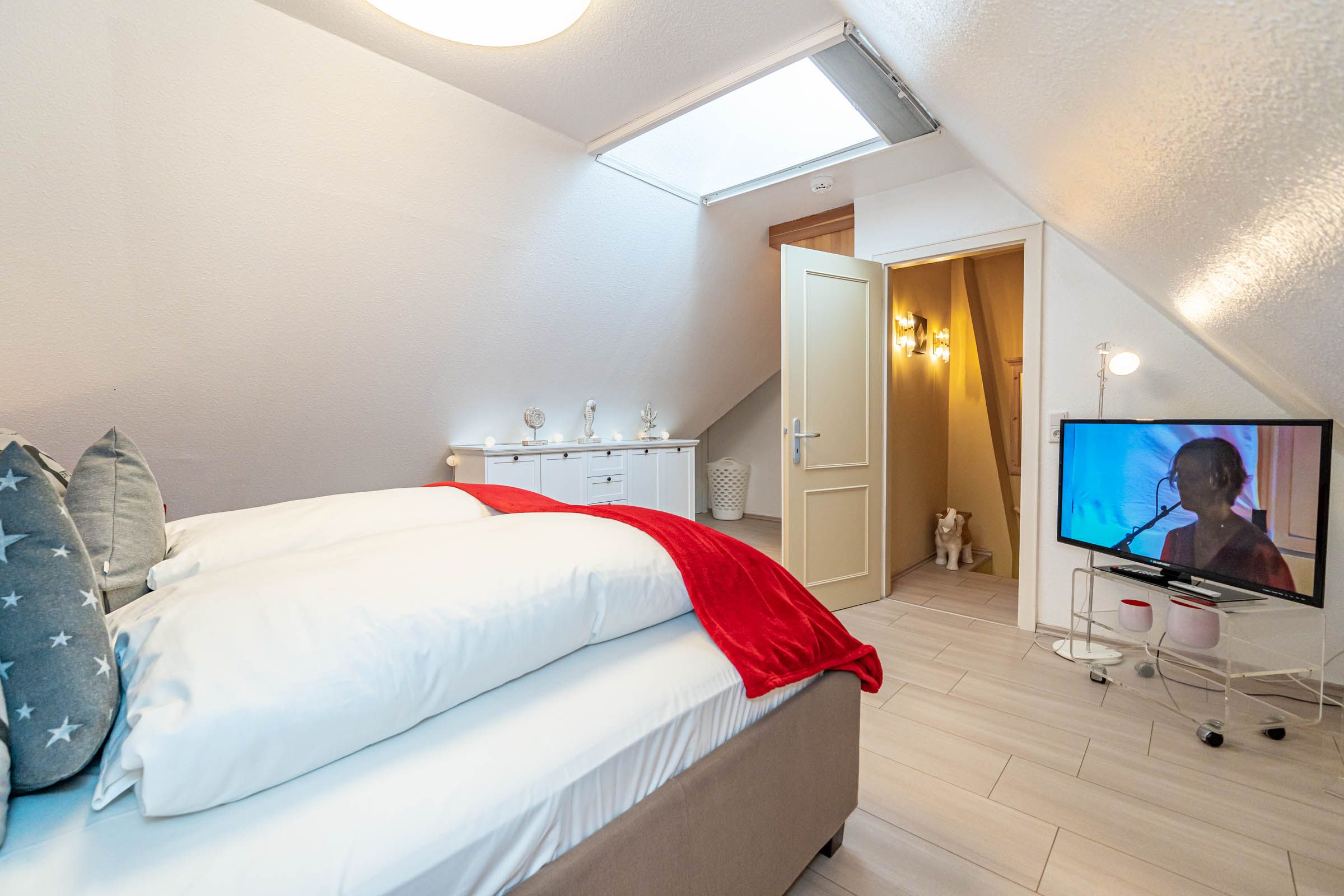 Doppelbett, Fernseher, Kommode , offene Tür
