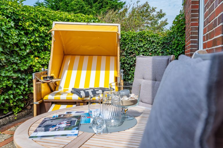 Tisch, Stühle, gelber Strandkorb, Terrasse
