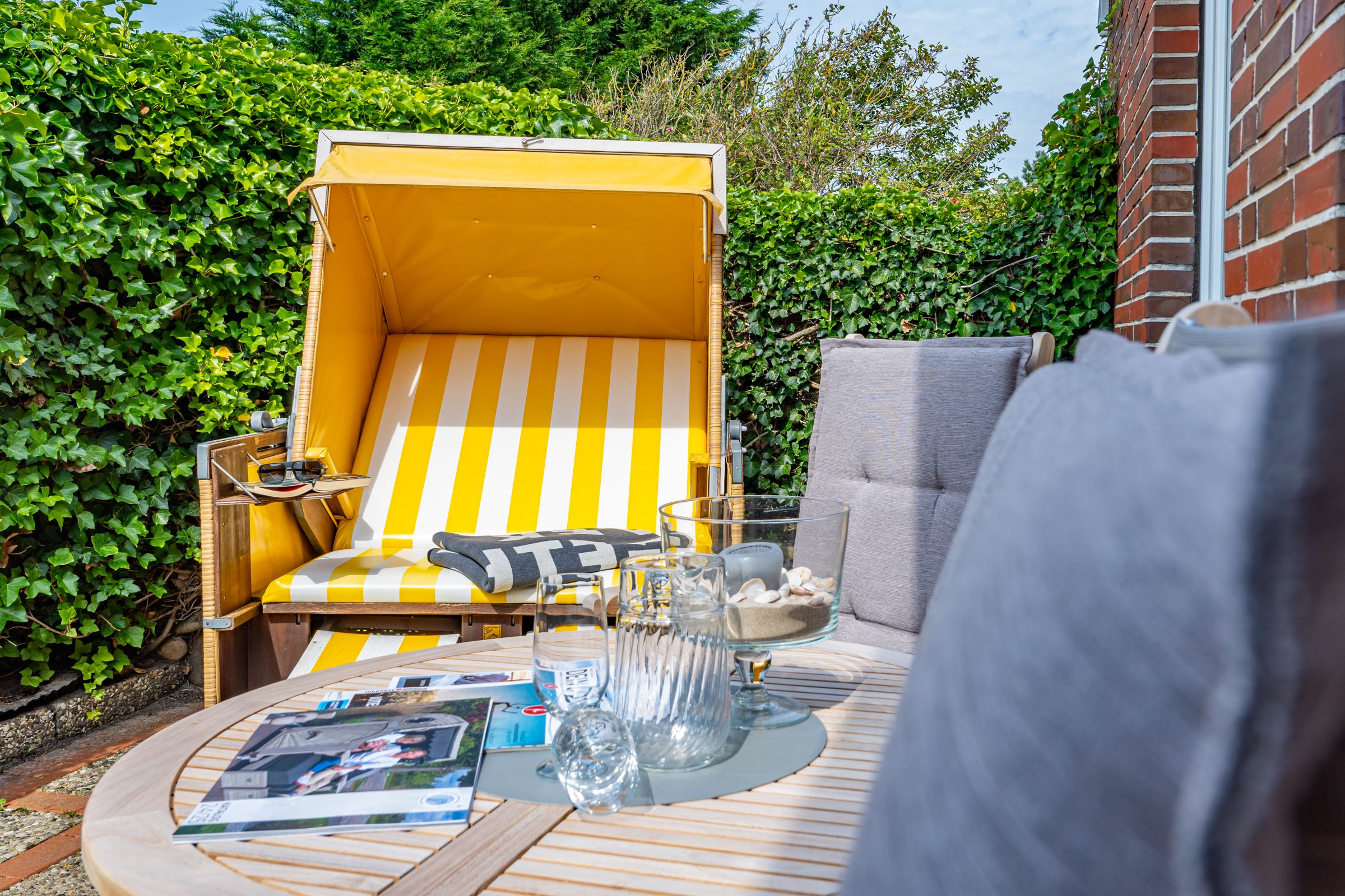 Tisch, Stühle, gelber Strandkorb, Terrasse