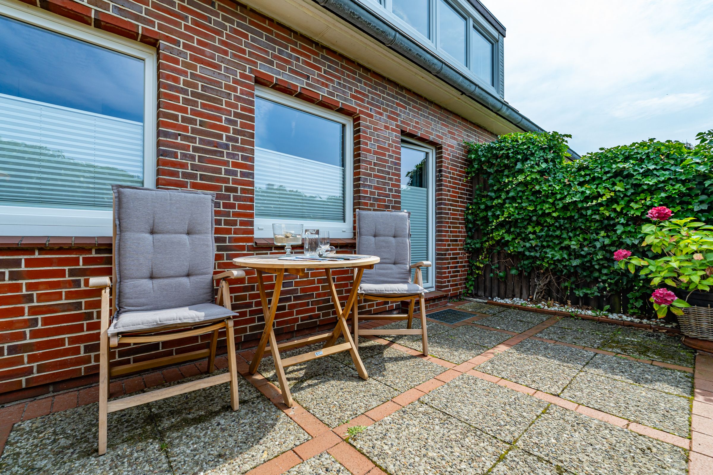Stühle, runder Tisch, Terrasse