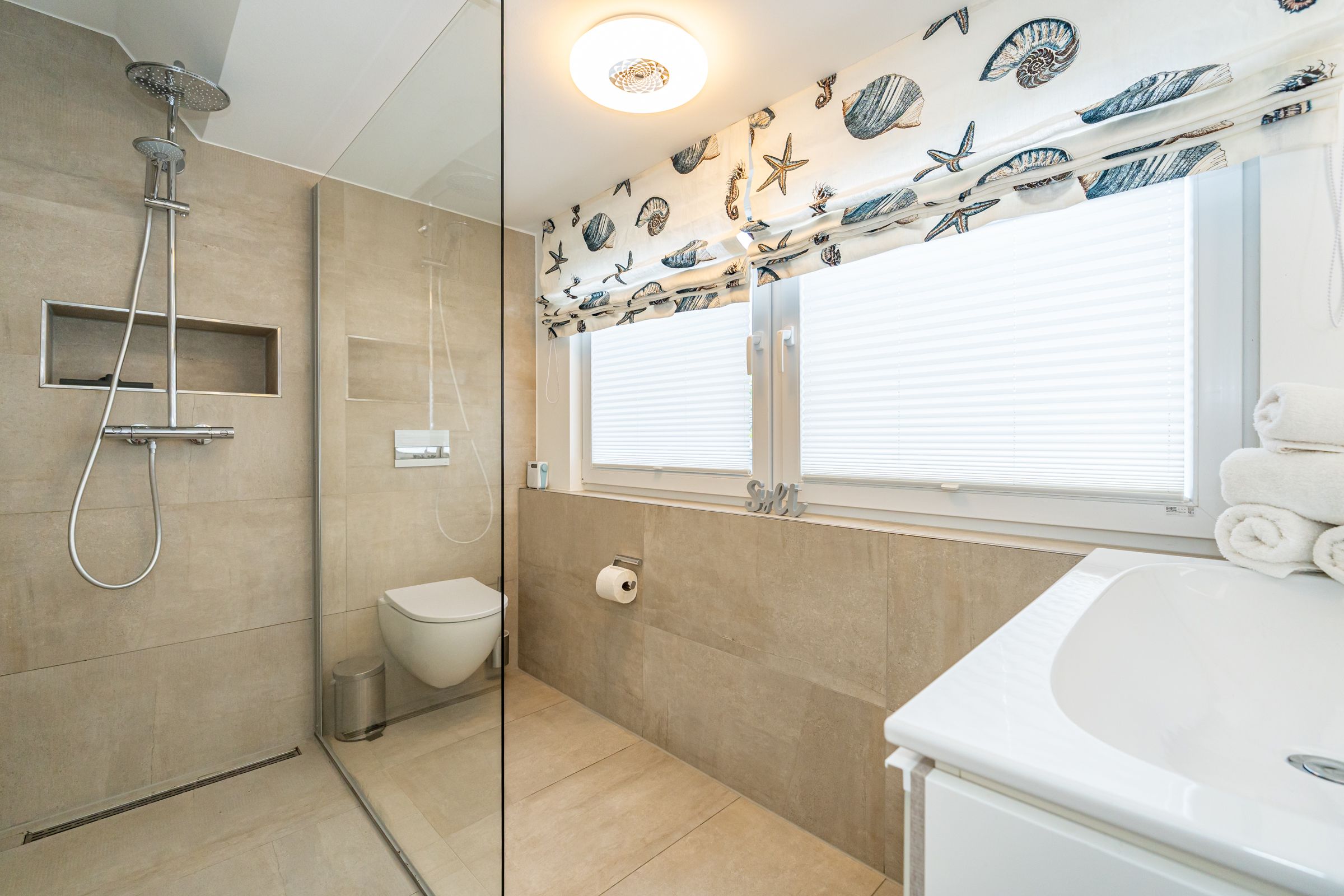 helles Badezimmer, Dusche, Toilette, Fenster