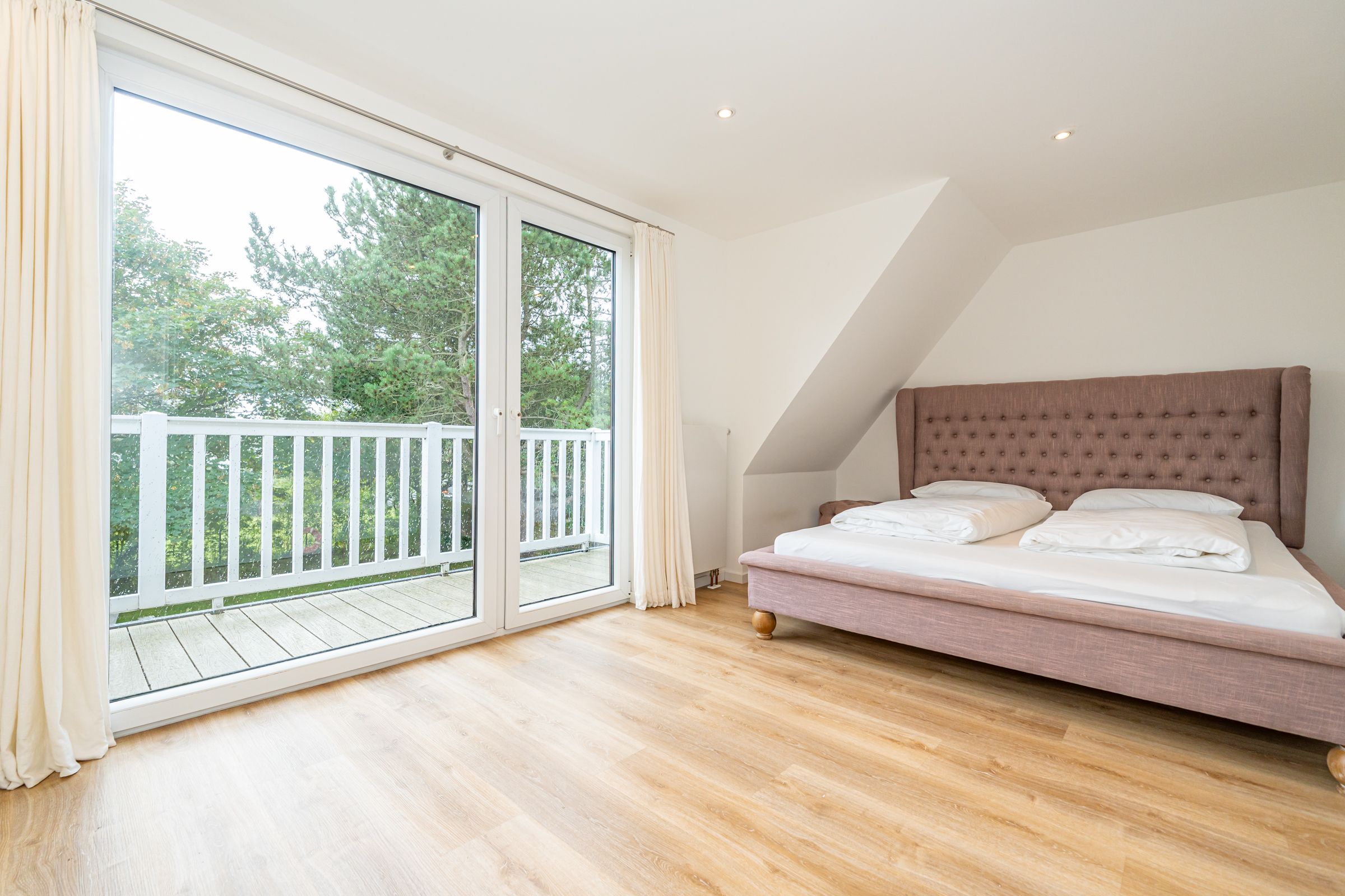 Türen zum Balkon, Doppelbett