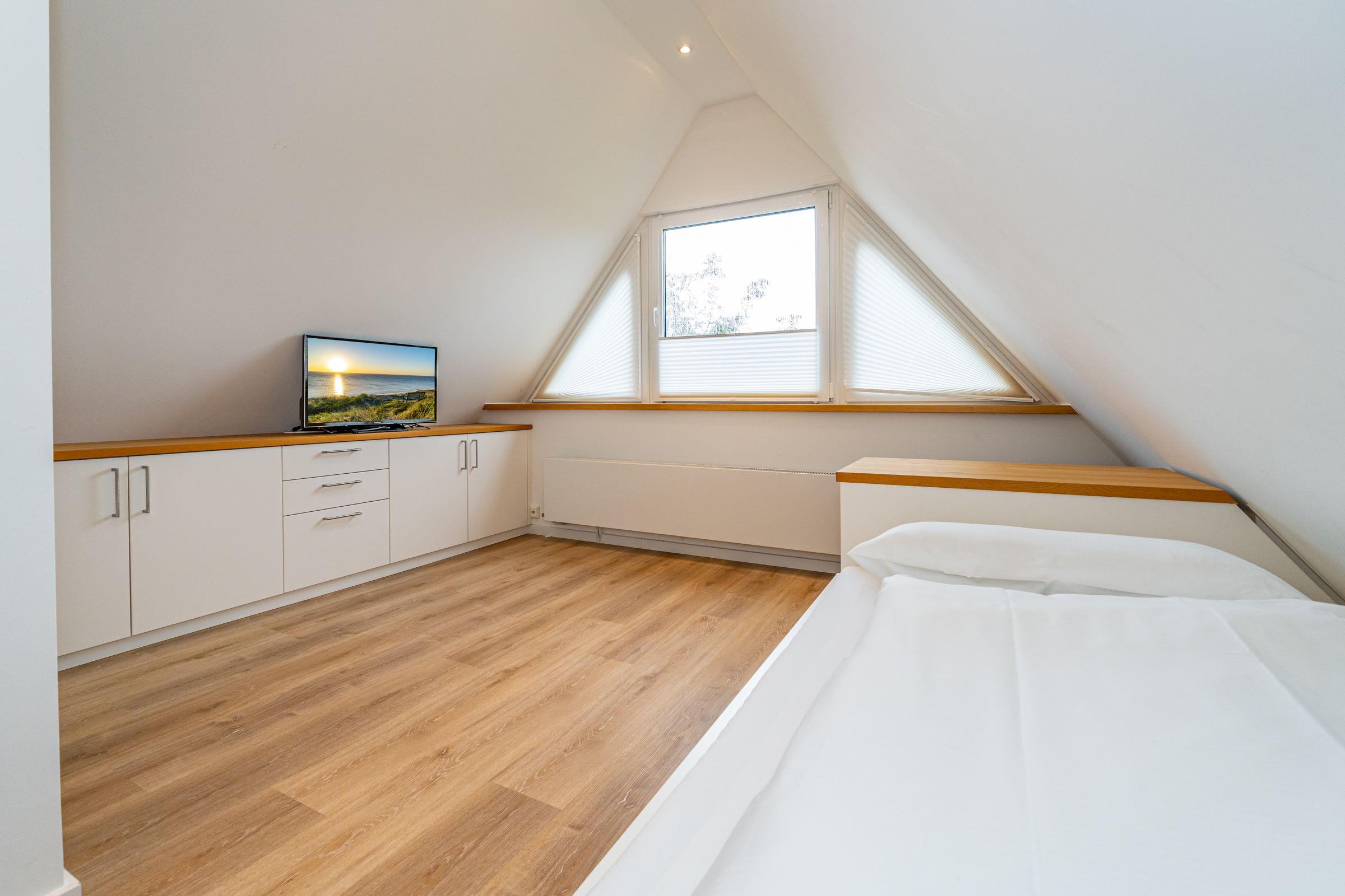 helles Dachbodenzimmer, Einzelbett, Fernseher, Fenster