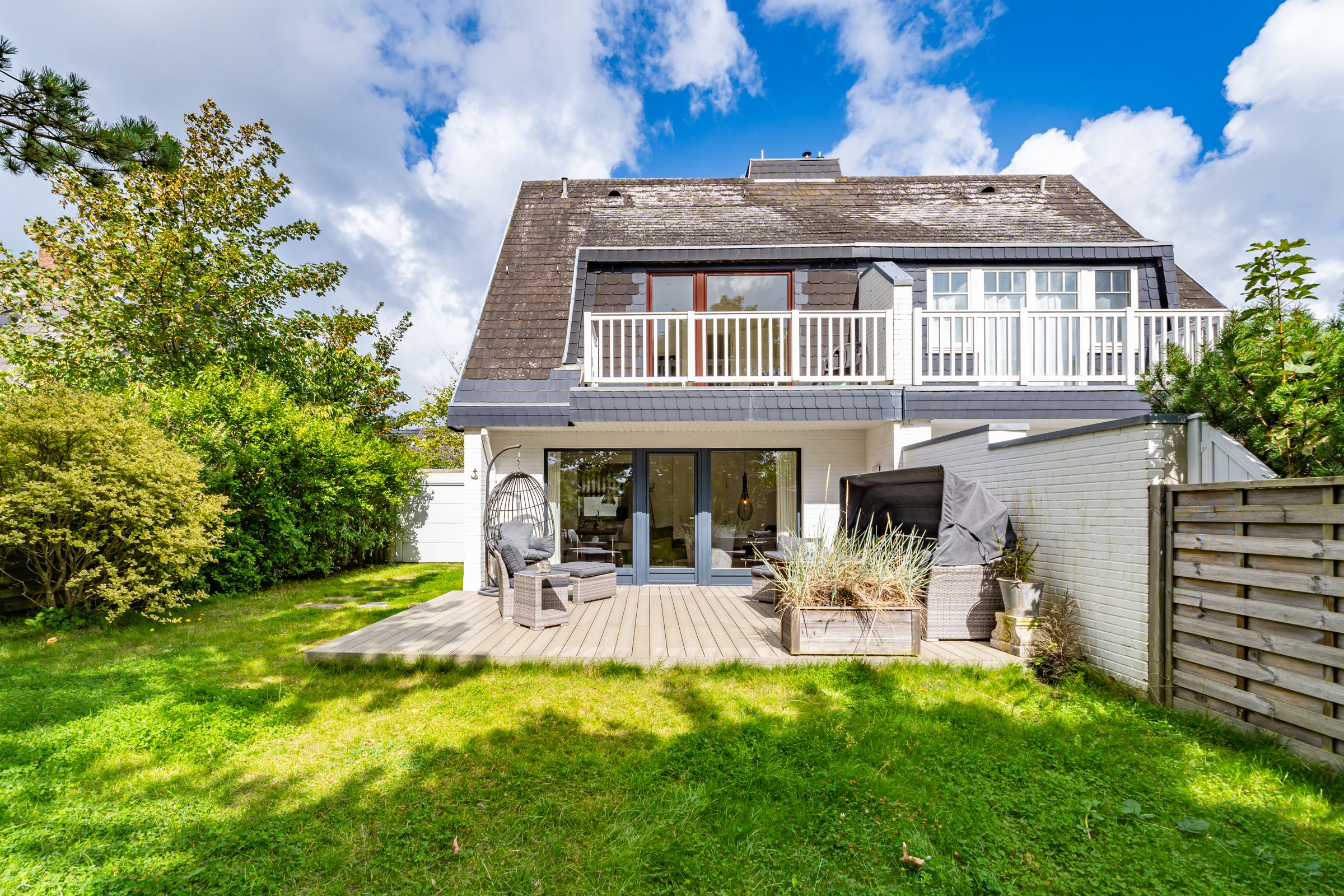 Haus mit Garten, Balkon und Terrasse