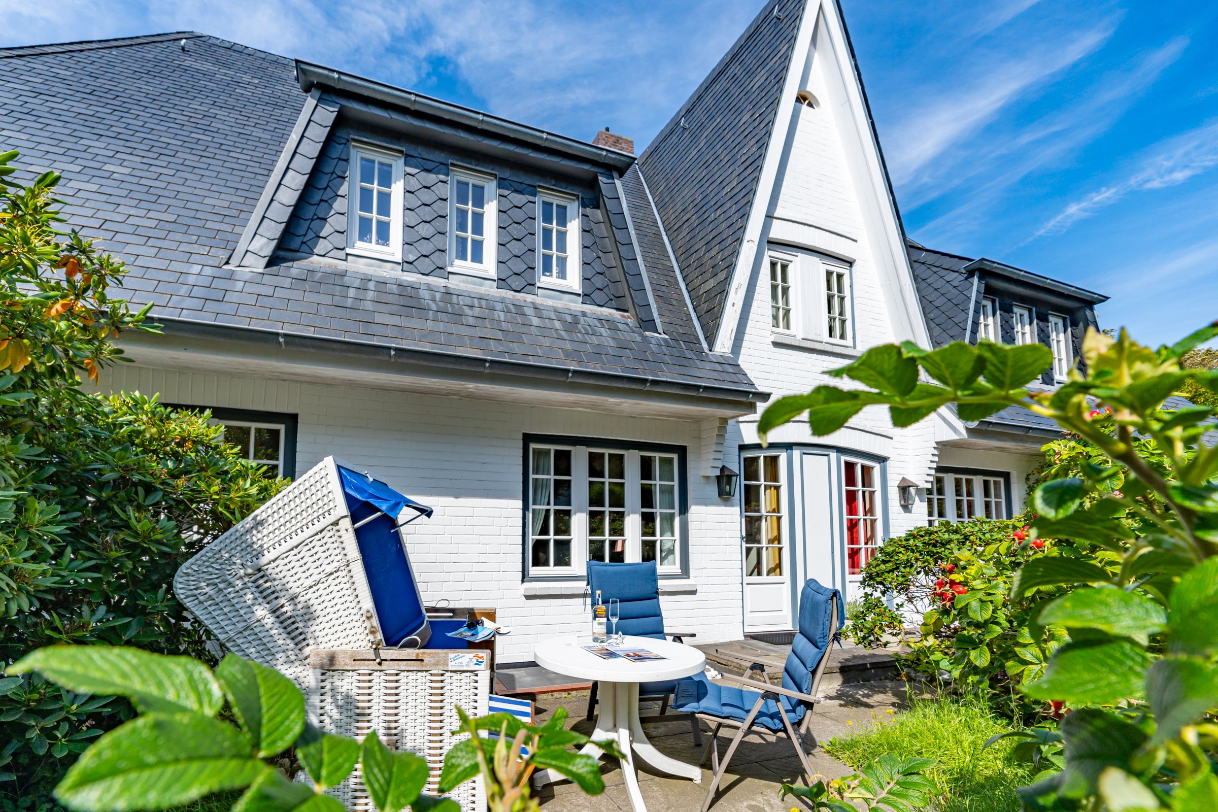 Terrasse mit Strandkorb mit Tisch