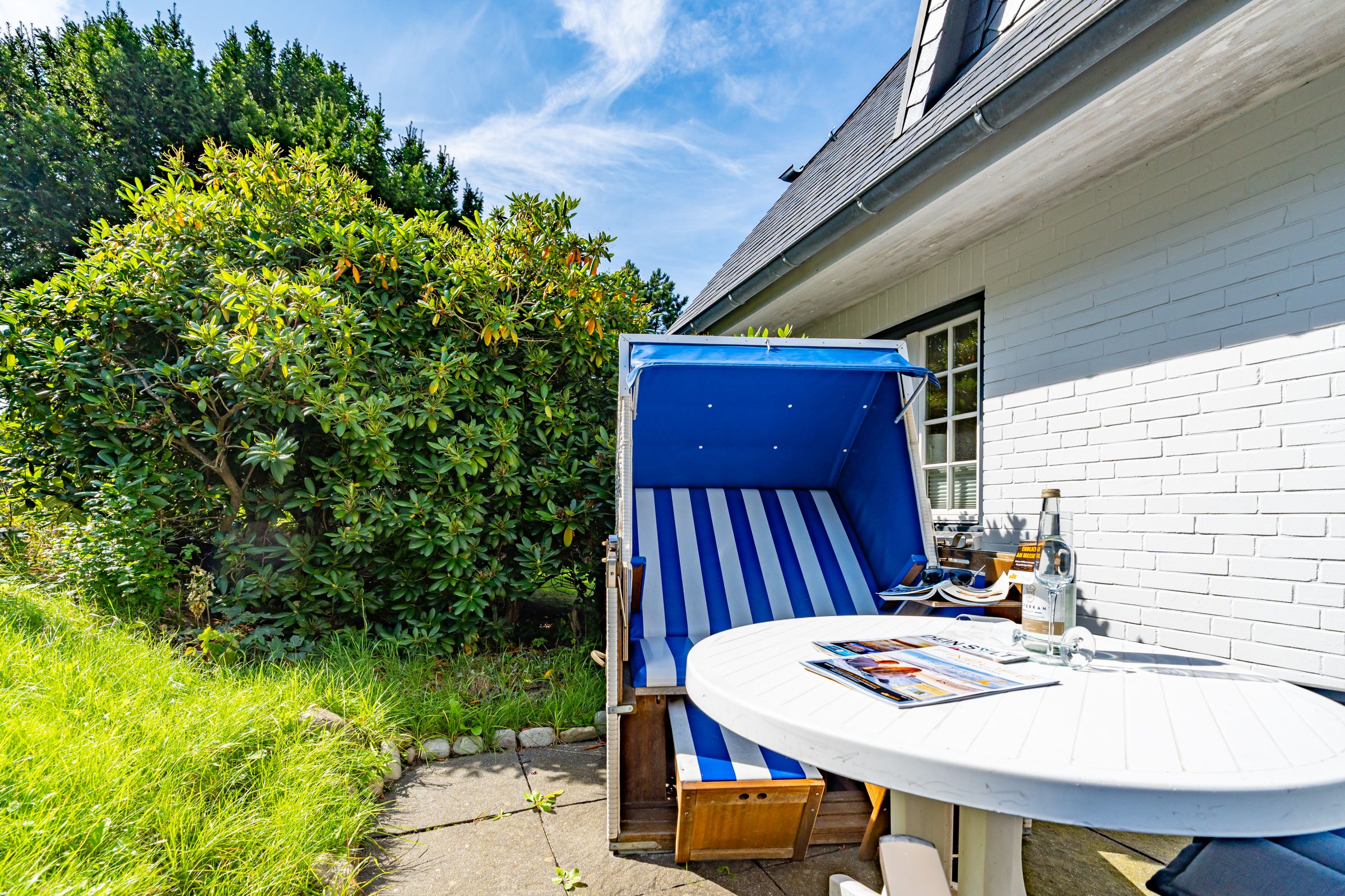 Kleine Terrasse, Strandkorb mit Tisch