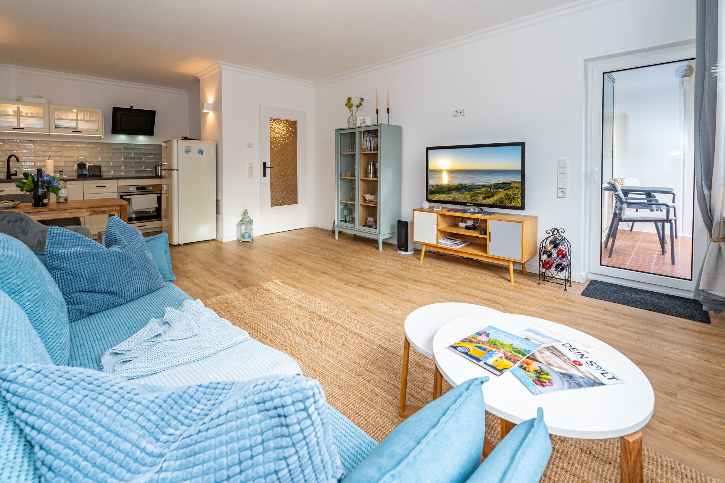 Wohnzimmer, Blaues Sofa, Fernseher