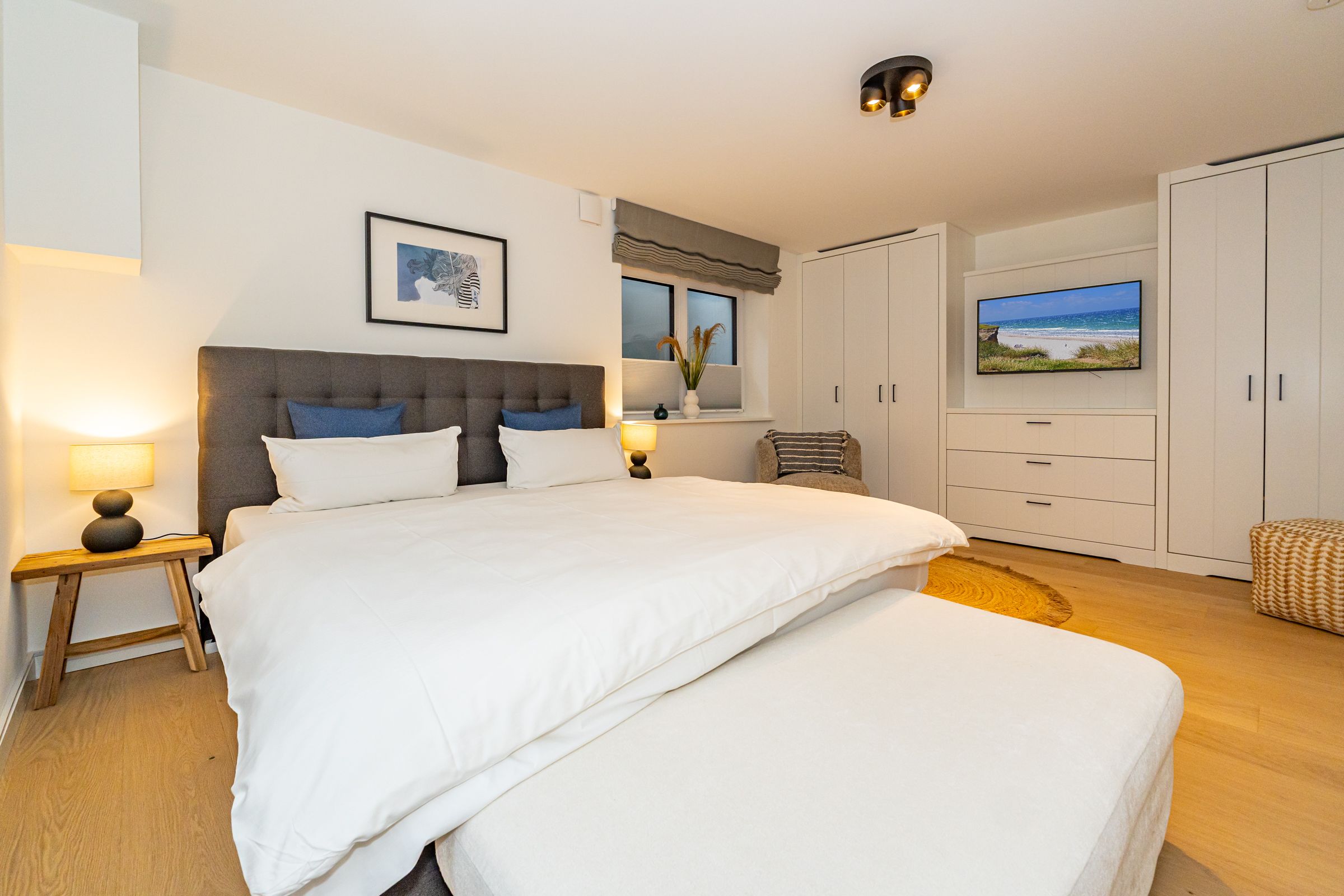 Schlafzimmer mit Einbauschrank und Dekorationsartikeln