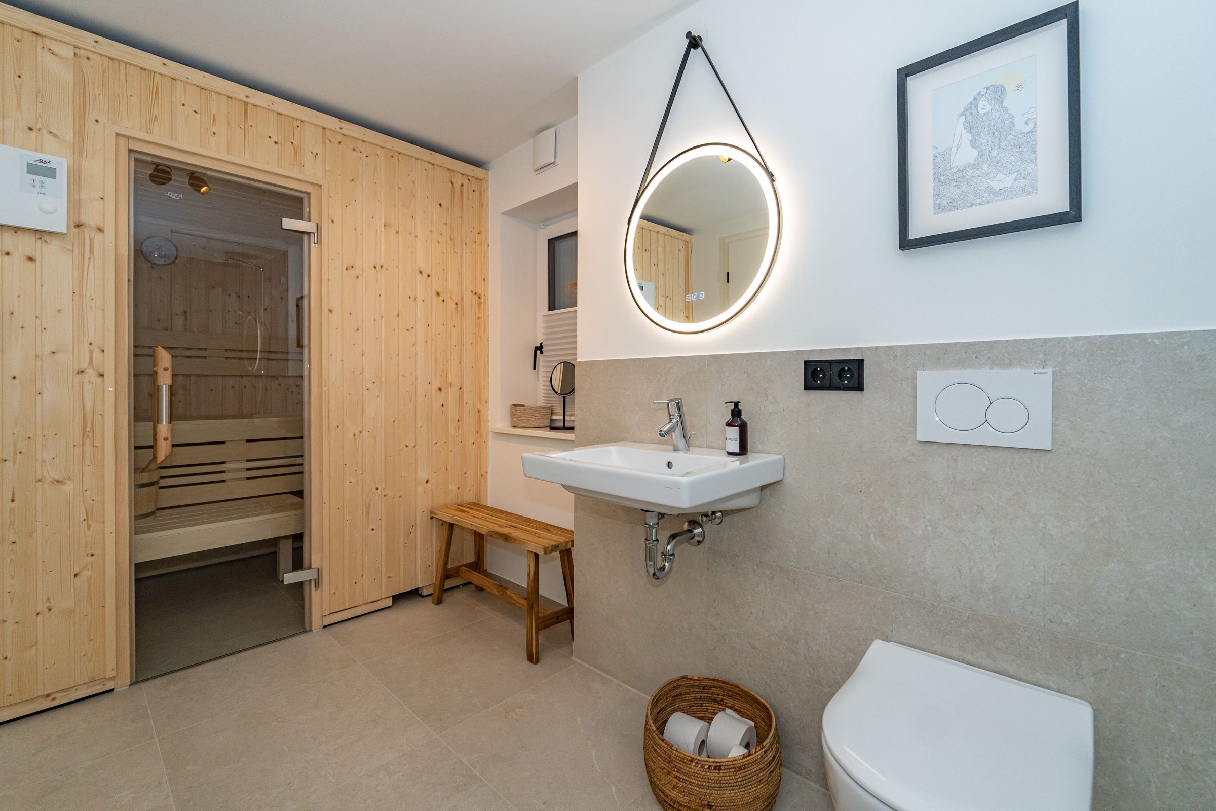 Badezimmer mit Waschbecken und Sauna