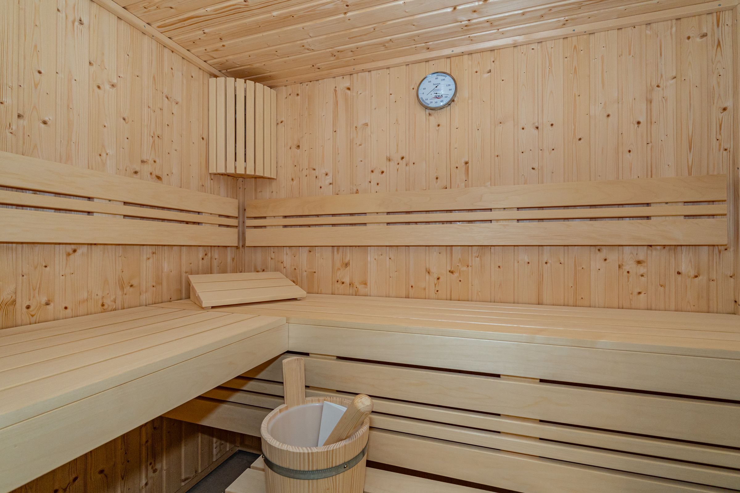 Sauna mit zwei Sitz- und Liegepositionen
