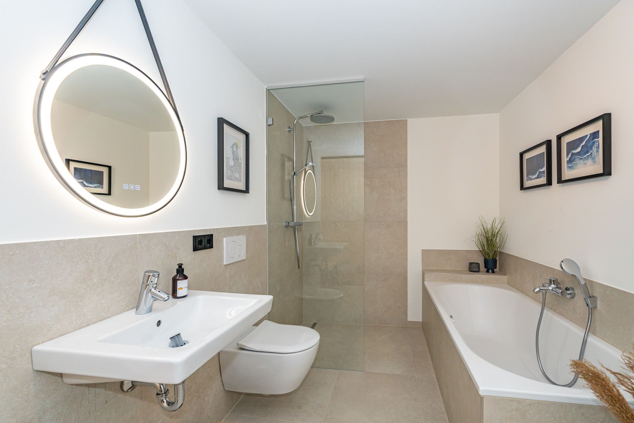 Badezimmer mit Waschbecken, Dusche, WC und Badewanne