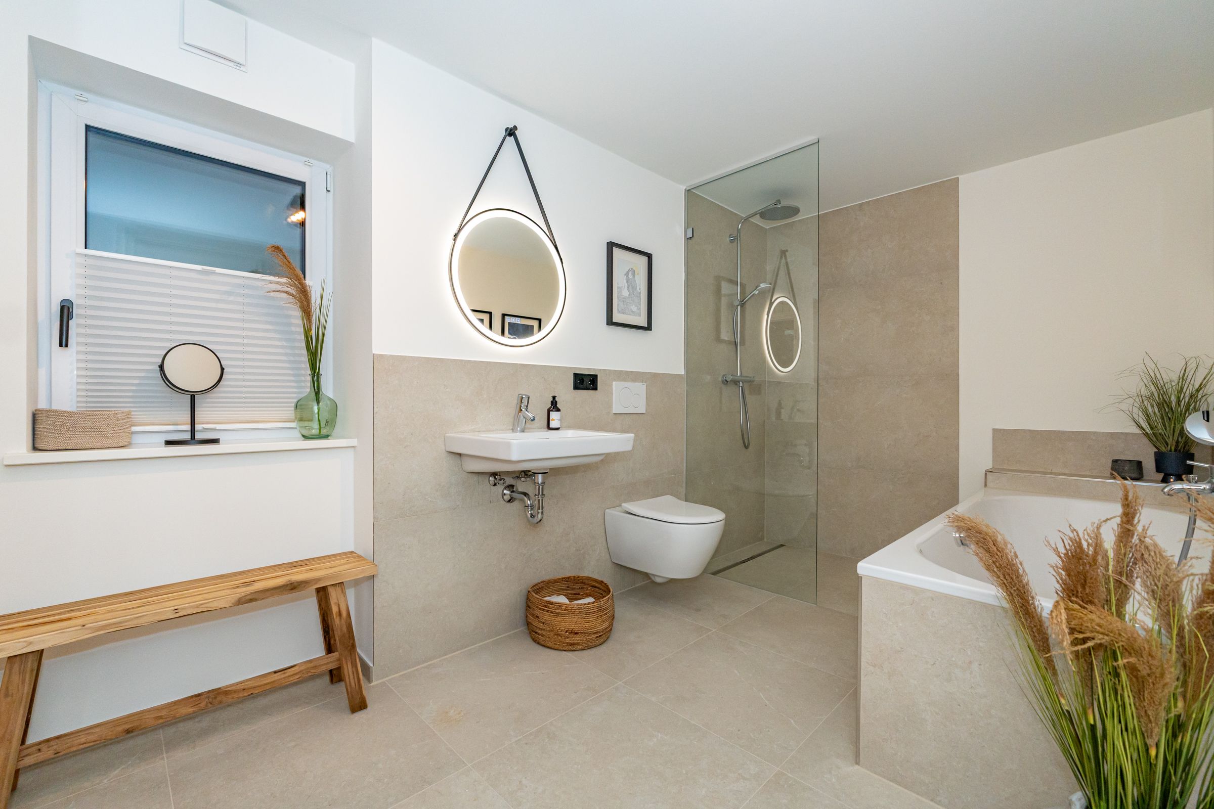 Badezimmer mit Waschbecken, Dusche und Badewanne