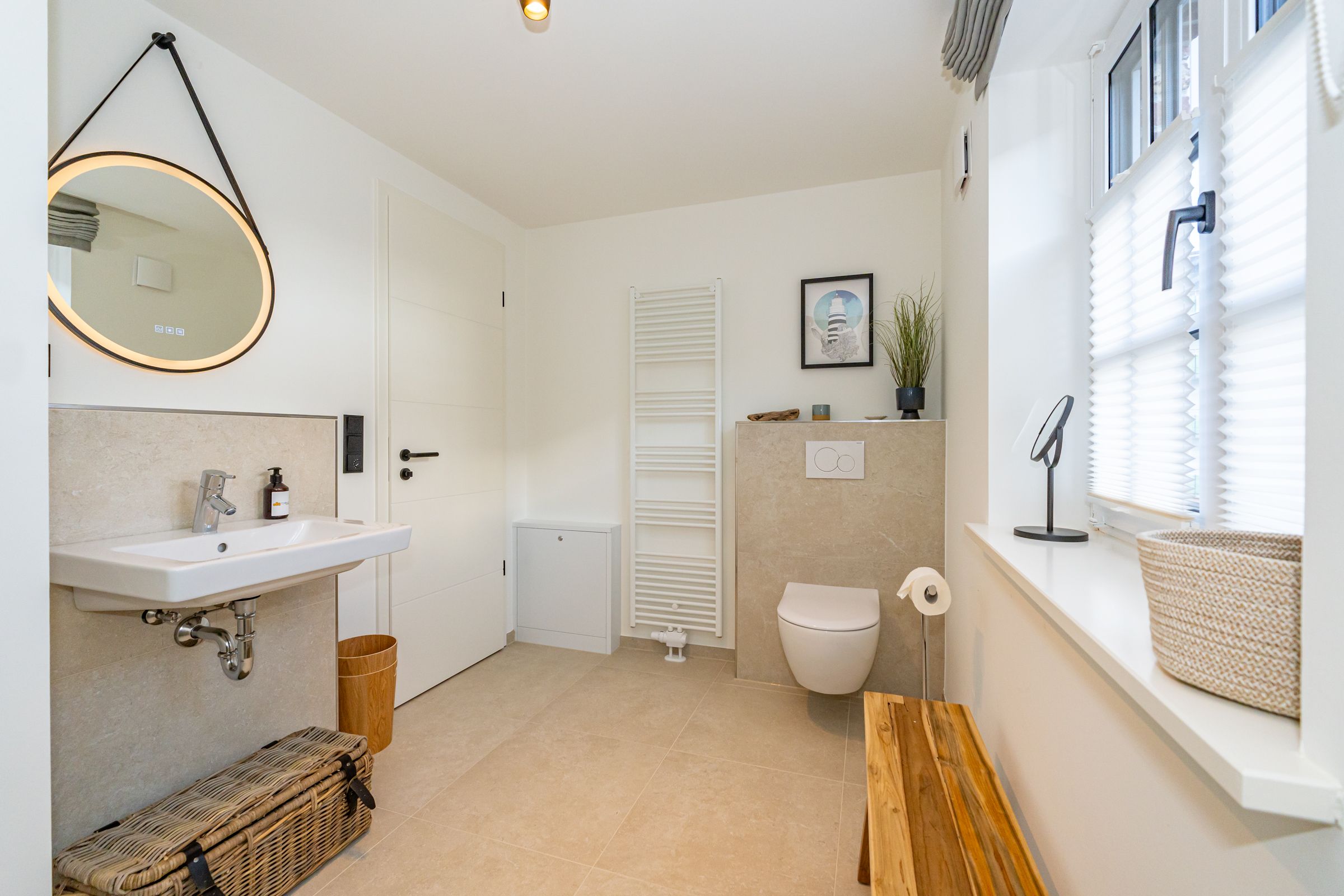 Badezimmer mit Waschbecken, Spiegel und WC