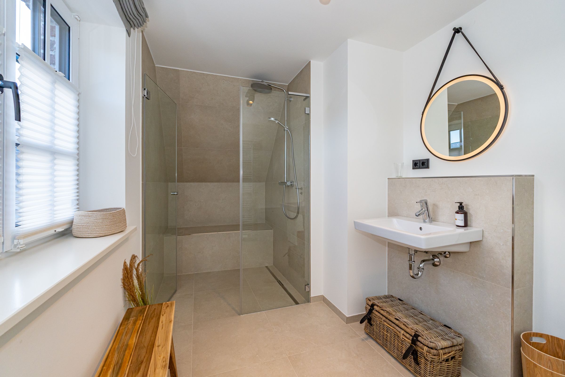 Badezimmer mit Waschbecken und Dusche