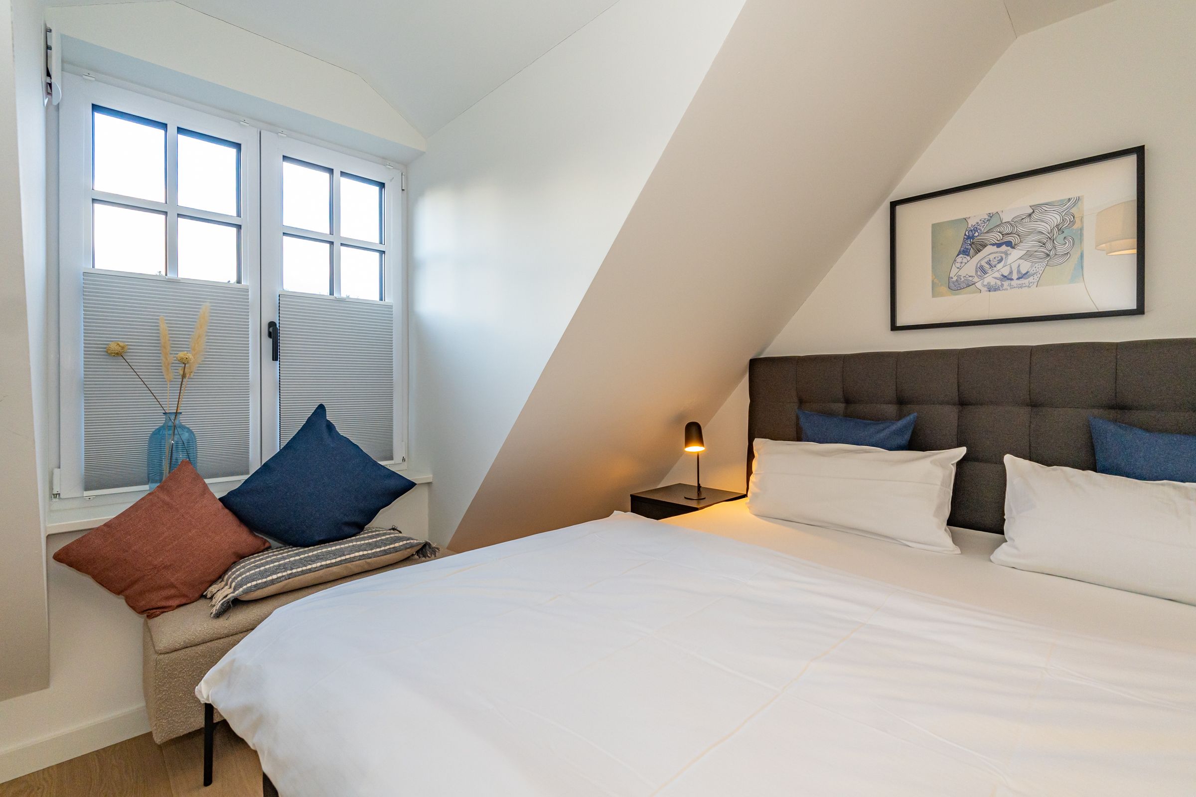 Schlafzimmer mit Doppelbett und blick auf den Garten