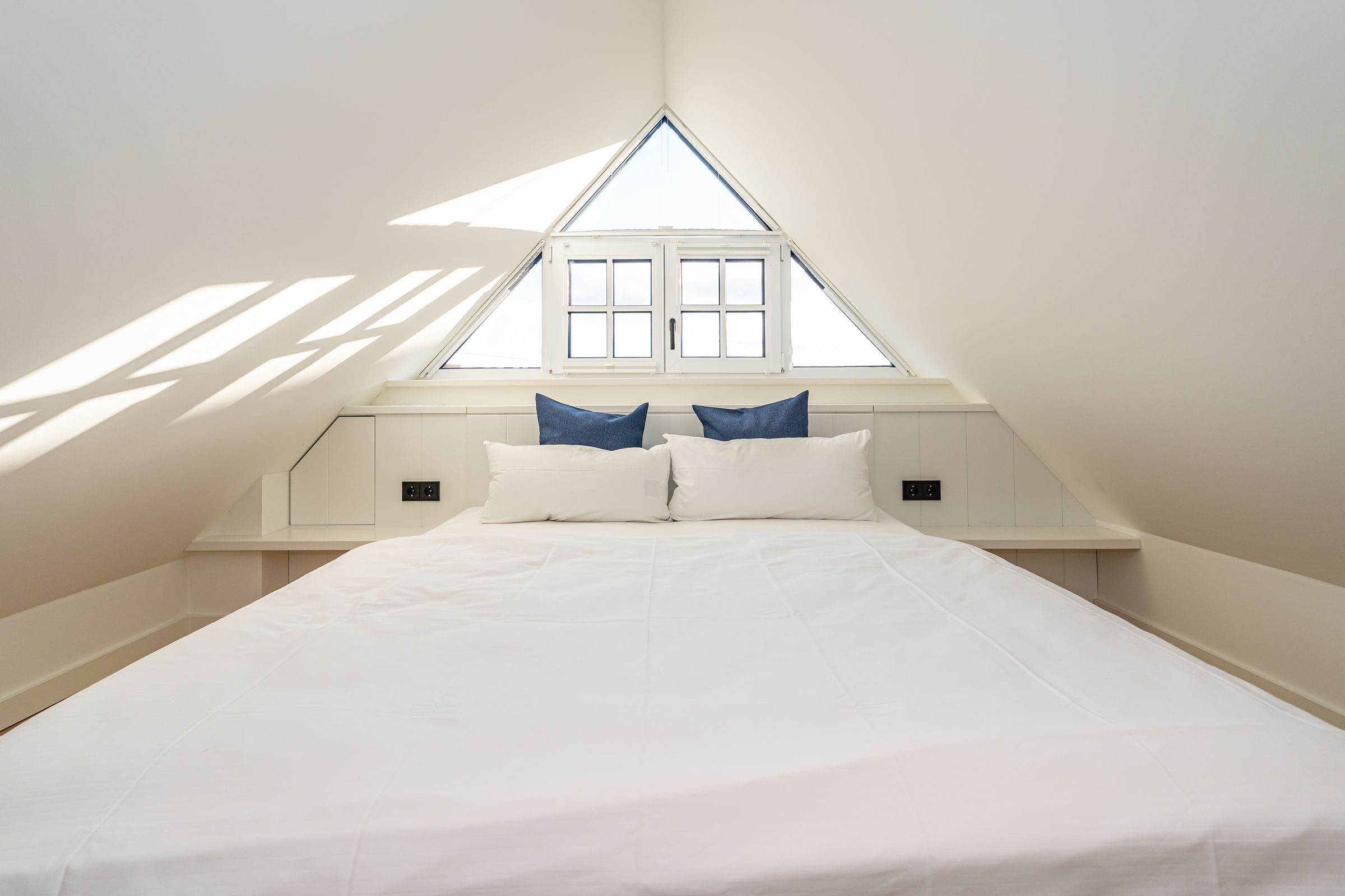 Doppelbett in der Mansarde