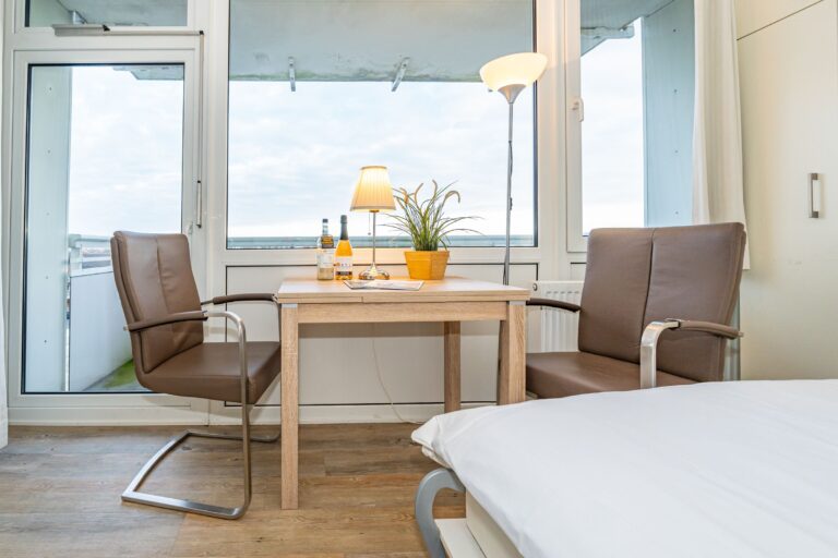 Esstisch mit zwei Stühlen und Blick auf Westerland