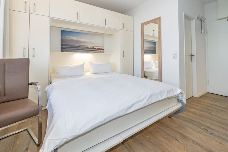 Doppelschrankbett mit Spiegel an der Wand