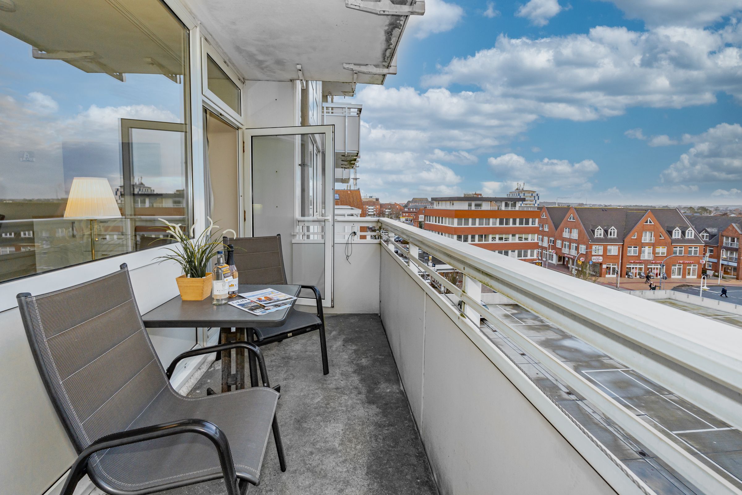 Balkon mit Tisch und zwei Stühlen und Blick auf Westerland