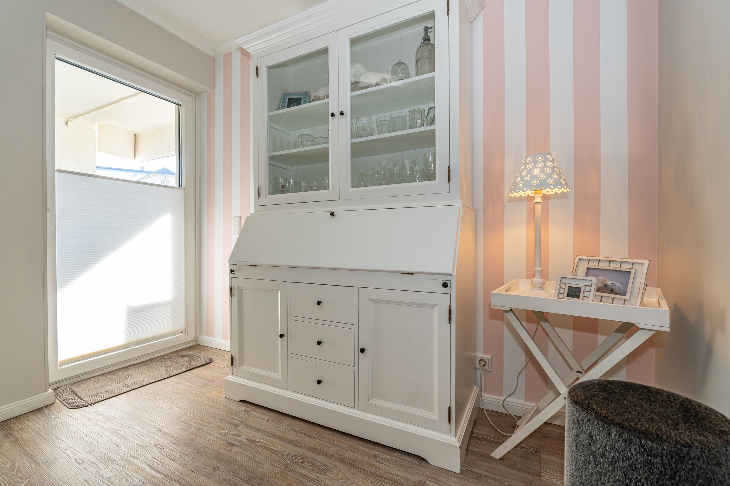 Geschirrschrank mit Tabletttisch