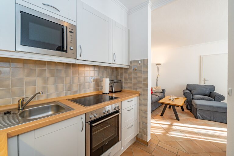 Offene Küche Mit Herd und Ofen. Im Hintergrund der Blick zum Wohnbereich