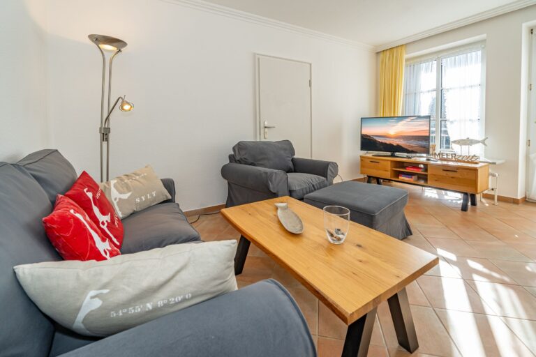 Wohnzimmergruppe mit Sofa, Sessel und Hocker mit Tisch und TV-Bank