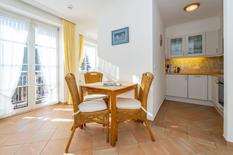 Esszimmertisch mit 3 Stühlen im lichtdurchflutetem Raum