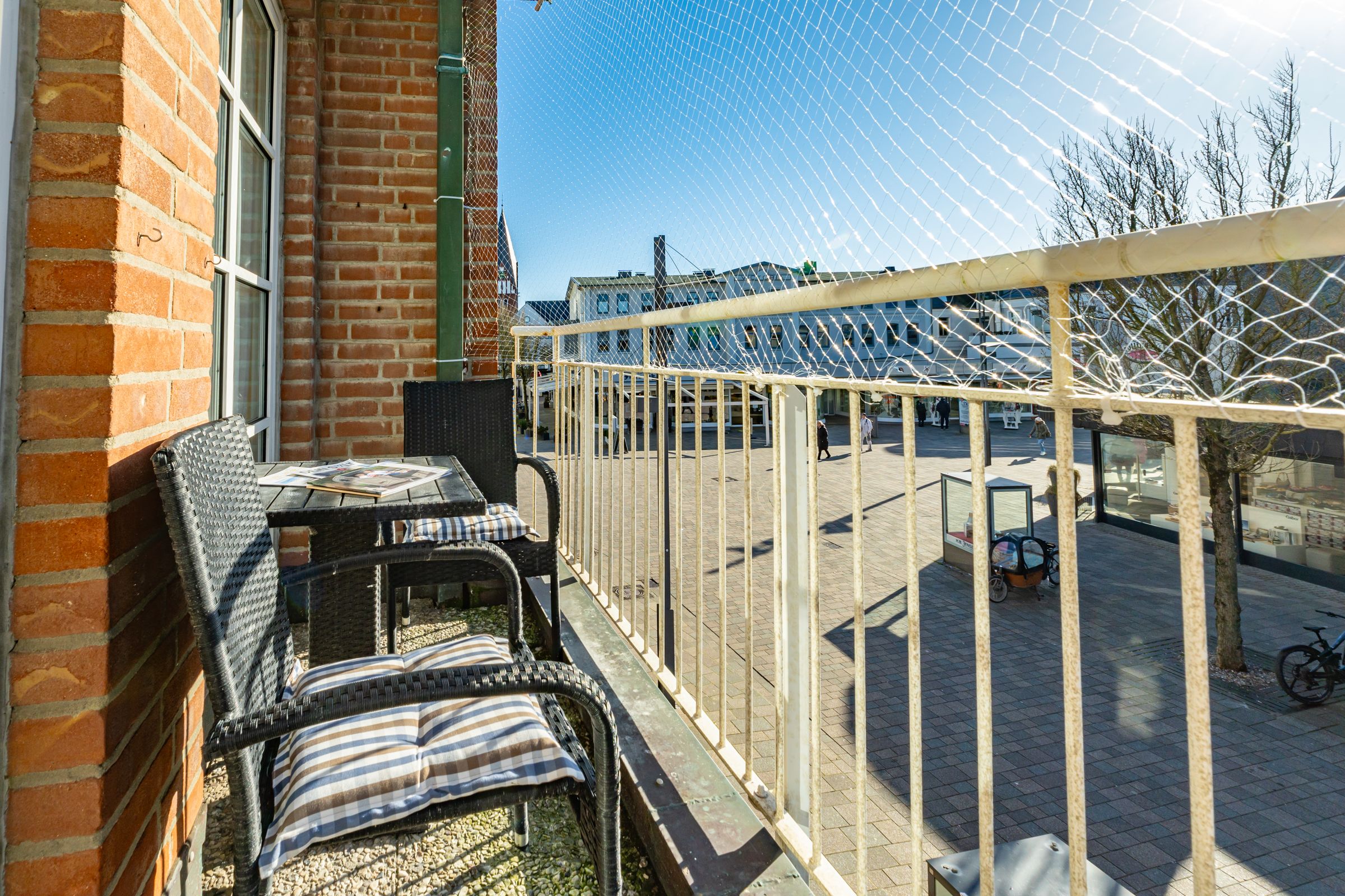 Balkon mit zwei Stühlen und einem Tisch