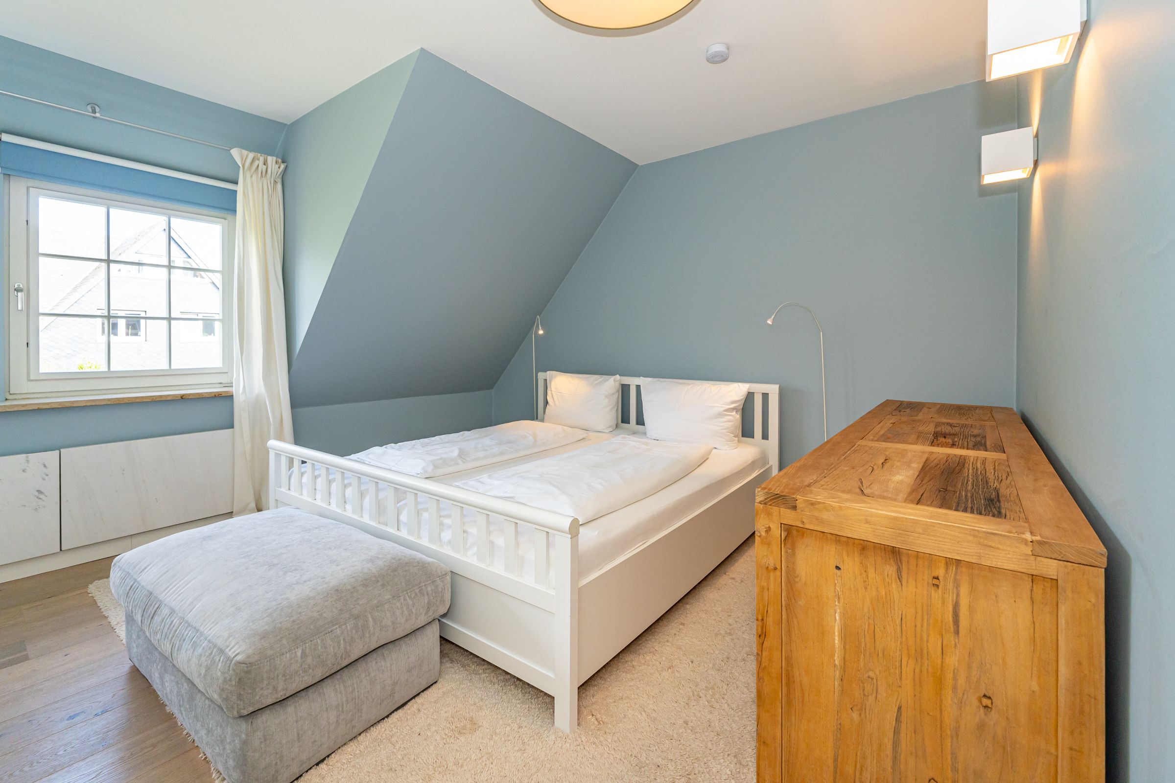 Schlafzimmer, Bett, Fußhocker, Kommode, Lampe, Heizung
