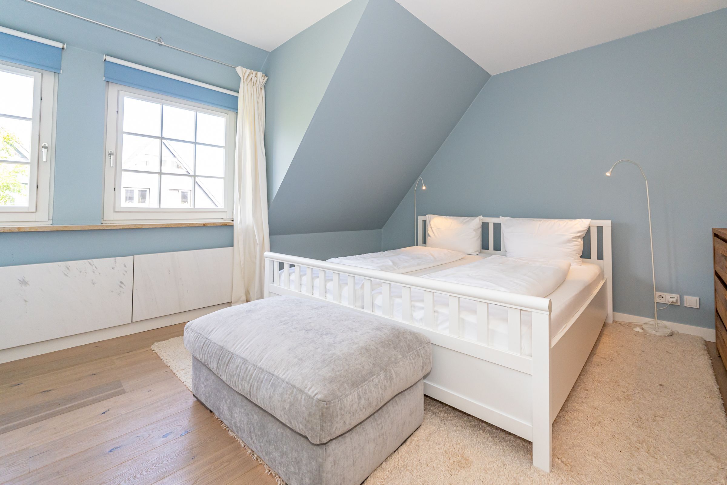 Schlafzimmer, Bett, Fußhocker, Kommode, Lampe, Heizung