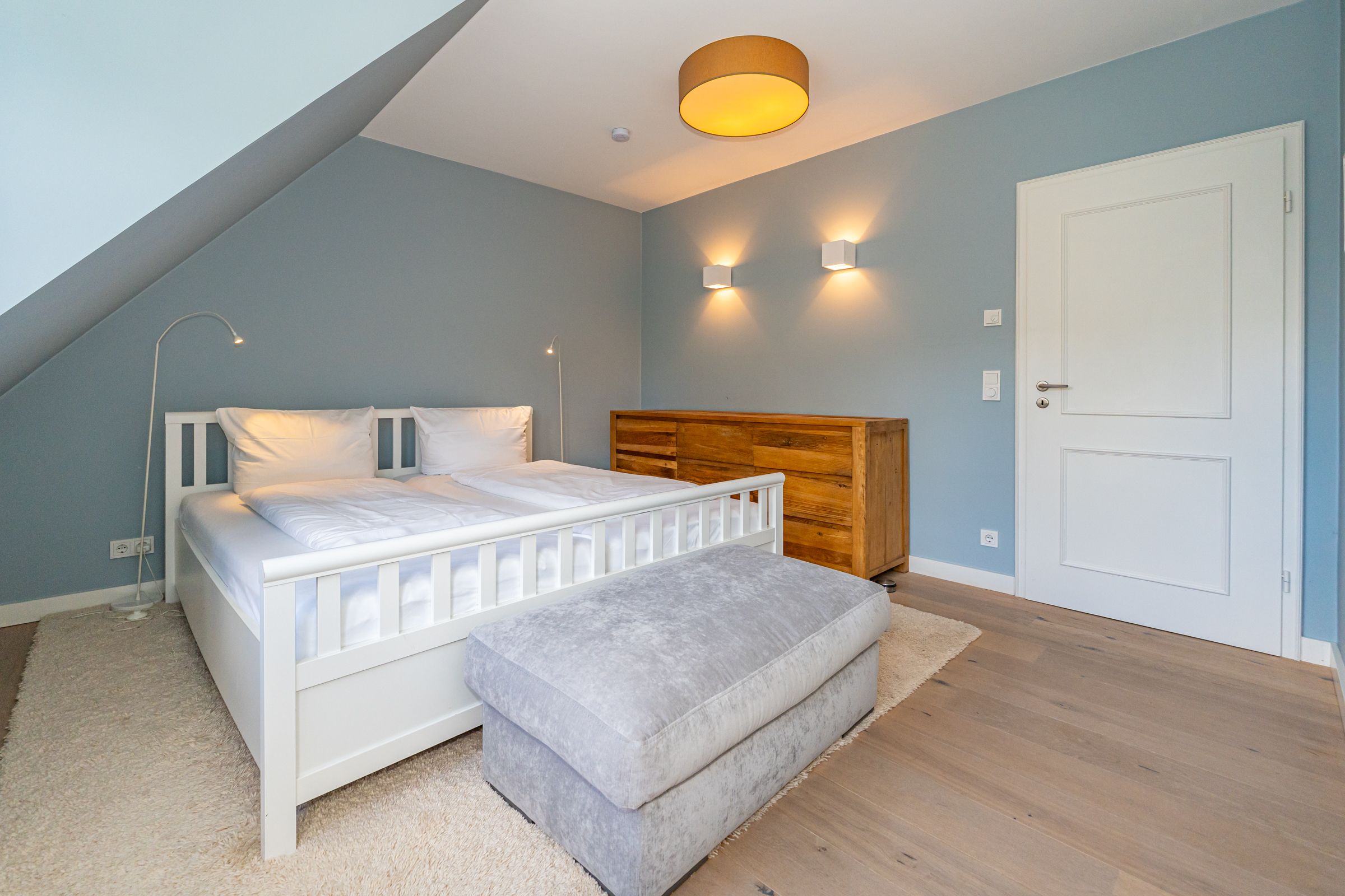 Schlafzimmer, Bett, Fußhocker, Kommode, Lampe